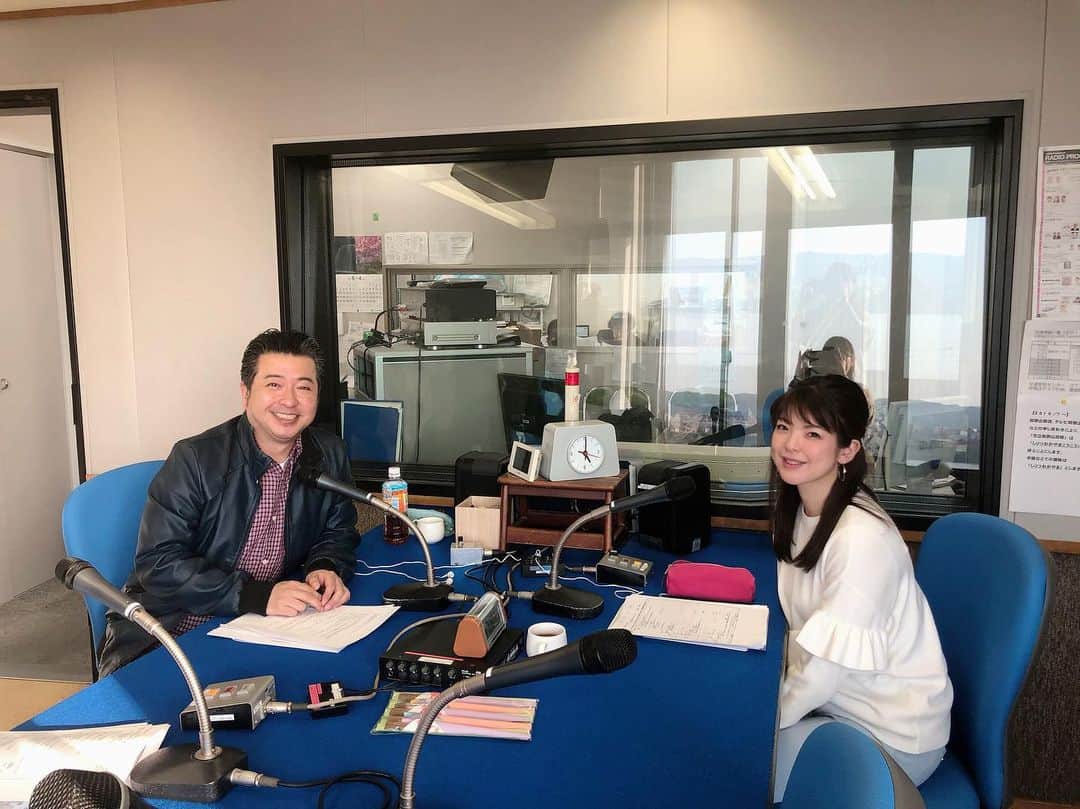 倉窪莉沙のインスタグラム：「* 和歌山放送のワイド番組 『マエオカテツヤの全開！木曜日』 4月2日、初回の生放送終わりに 撮った写真を今更ながらup！ . リスナーのみなさんから 温かいお便りをたくさんいただき、 段々と緊張もほぐれていきました🥰 ありがとうございます✨✨ あすも13:00〜16:25‬の生放送！ ぜひ、お聴きください。 . 「不安の大きいときほど声の力が問われる。 心を込めて。誠実に。」 尊敬する方からいただいたメッセージ。 しっかりと務めたいです🎙 . #マエオカテツヤの全開木曜日 #マエオカテツヤ さん #てっちゃん #和歌山放送 #和歌山 #ラジオ #アナウンサー #ママ時々アナウンサー #ママウンサー」