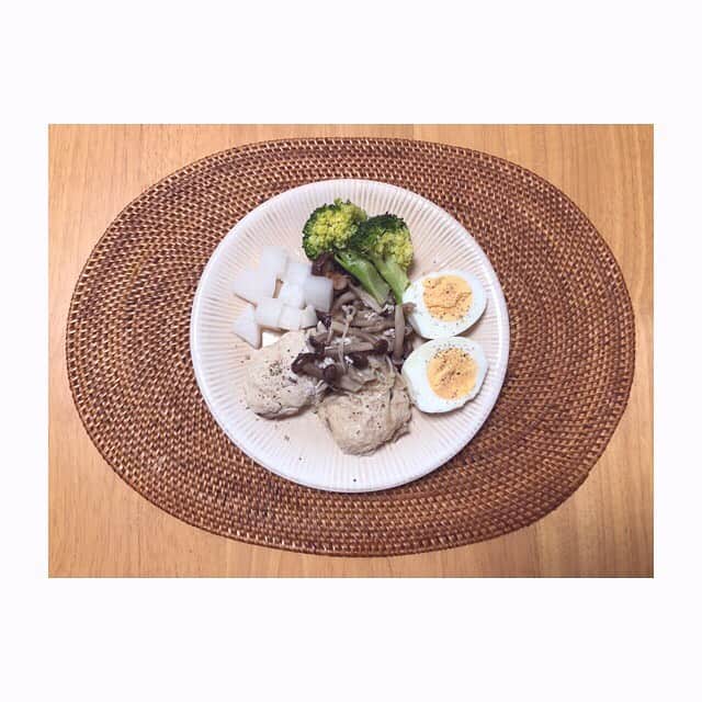 みのり(26)＠東京 ダイエットのインスタグラム：「🍖夜ご飯 . 胸肉のミニハンバーグ ゆでたまご きのこ ブロッコリー 大根の酢漬け . . 全然映えない...😂 . . (ま、そんなのいんだけど) . . おーなかいたい〜♪ . 昨日からいたい〜♪ . いたくてできれば食べたくない〜♪ . なんで〜〜〜♪笑 . 熱は全然ない〜♪ . #おなかいたいけど元気な歌 . ◉ライザップ公認の紹介アンバサダーです。 〜 紹介特典 あります〜 . ▶︎全国どの店舗でもOK 紹介限定の２週間体験コースもあります(^_^)/ . ▶︎入会やカウンセリングをお考えの方、 ご質問なども、DM✉️ください。 . ★トレーニング見学もできるよ★ RIZAP BMG2017🥈2018特典あり😉 . #rizap #ライザップ .  #ダイエット #diet #ダイエット日記 #ダイエット記録  #instadiet #ダイエット仲間募集 #ダイエッター #公開ダイエット #dinner #夜ご飯 #夕食 #夜ごはん #低糖質 #糖質制限 #食べて痩せる #女子力 #脂肪燃焼 #ヘルシー生活」