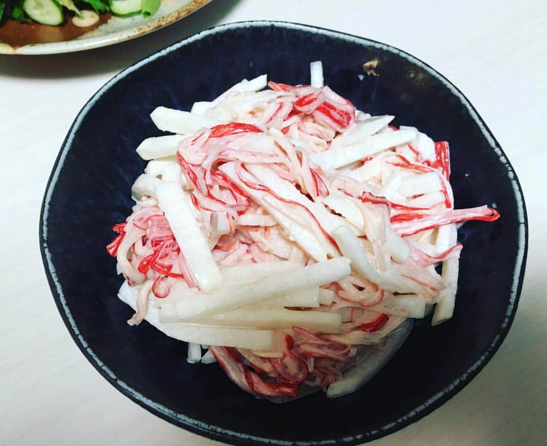 杜このみのインスタグラム：「今日の一品☺️ #大根とカニカマのマヨ和え 大根は千切りしてから塩もみして置いておきます！その後、さいたカニカマと合わせ、 マヨネーズで和えれば完成♪ シンプルですが美味しいので是非お試し下さい♪」