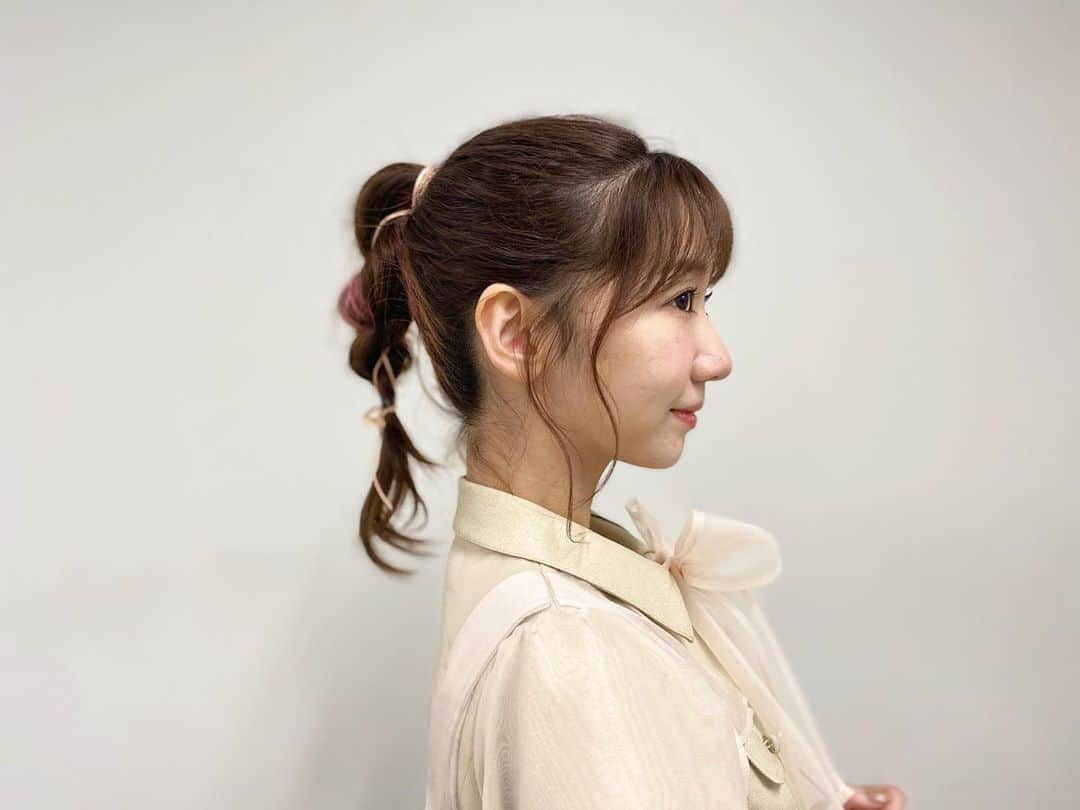 柏木由紀さんのインスタグラム写真 - (柏木由紀Instagram)「. ヘアアレンジ🎗 三つ編みに紐を編み込んでもらいました🧸 . おうちでできること。 何かはじめたいなぁ。。 まずはペン字練習をはじめました✒️ みなさんはおうちで何をしてますか？☺️🌱 . #ヘアアレンジ」4月8日 21時25分 - yukikashiwagi_official