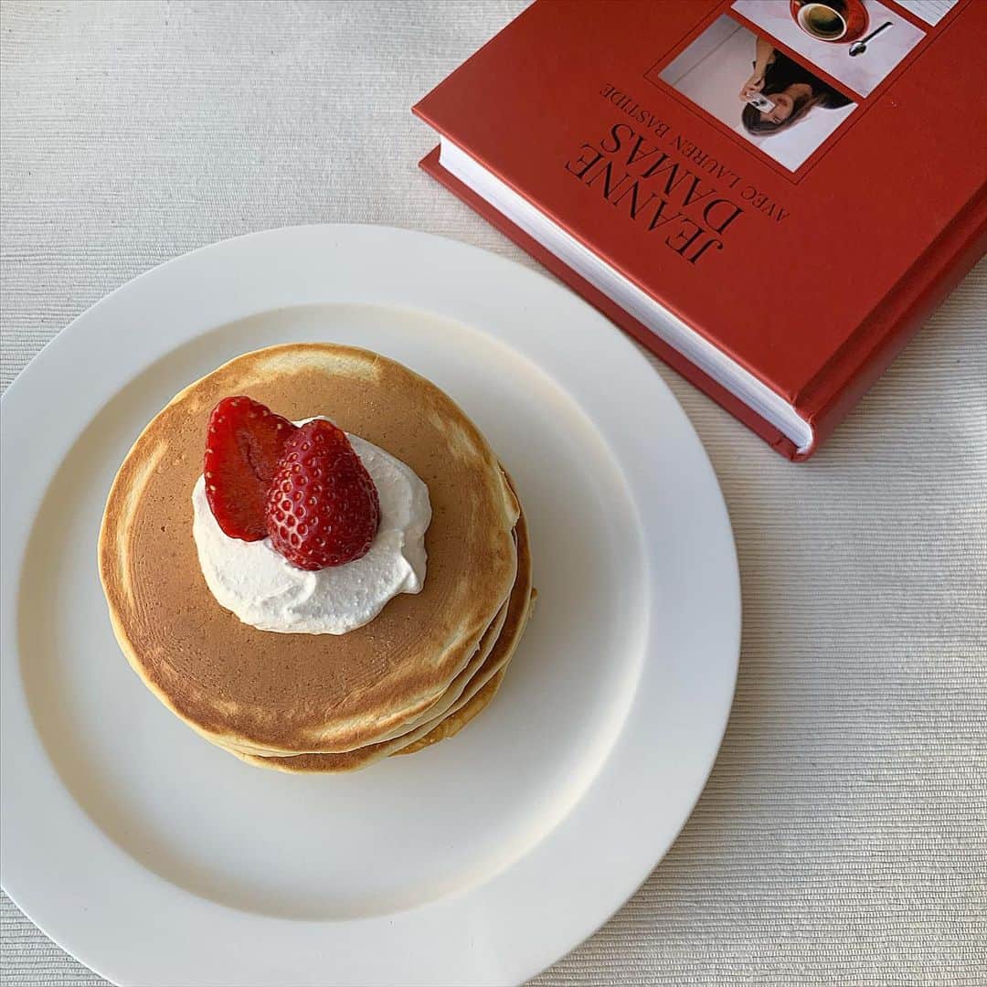 ukapiのインスタグラム：「⠀ ⠀ #手作りパンケーキ 🥞🍓 ⠀ #おうち時間 は お菓子づくりにはまりそう。 (それとどうぶつの森)」