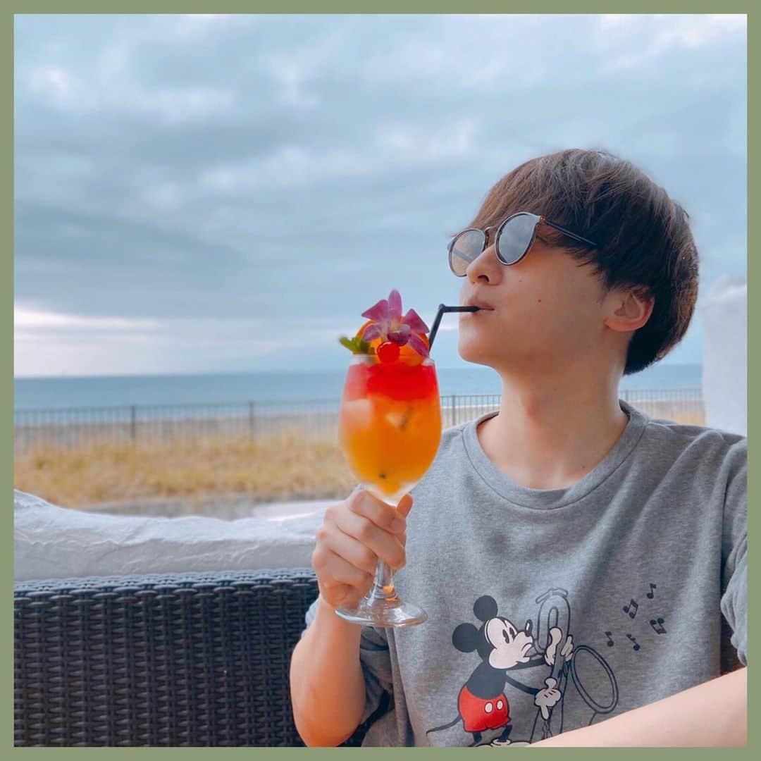 RYOTA.さんのインスタグラム写真 - (RYOTA.Instagram)「ミッキーとシンクロしています﻿ ﻿ さて、沖縄旅行記。﻿ ここは海を見渡しながら、オシャレなカフェタイムを楽しめるということで足を運びました😋﻿ ﻿ ミッキーとシンクロしているのは偶然である✌️﻿ ﻿ #沖縄カフェ #沖縄旅行 #沖縄観光 #沖縄カフェ巡り #沖縄フォト祭り #沖縄🌺 #沖縄県 #沖縄ランチ #沖縄の海 #北谷 #北谷カフェ #北谷町 #ミッキーマウス #ミッキーコーデ #ミッキーtシャツ #ジーユー #ジーユーコーデ #サングラス #サングラス男子 #マッシュ #マッシュ男子 #茶髪 #過去ピク #Qyoto #RYOTA_」4月8日 21時26分 - ryota_qyoto