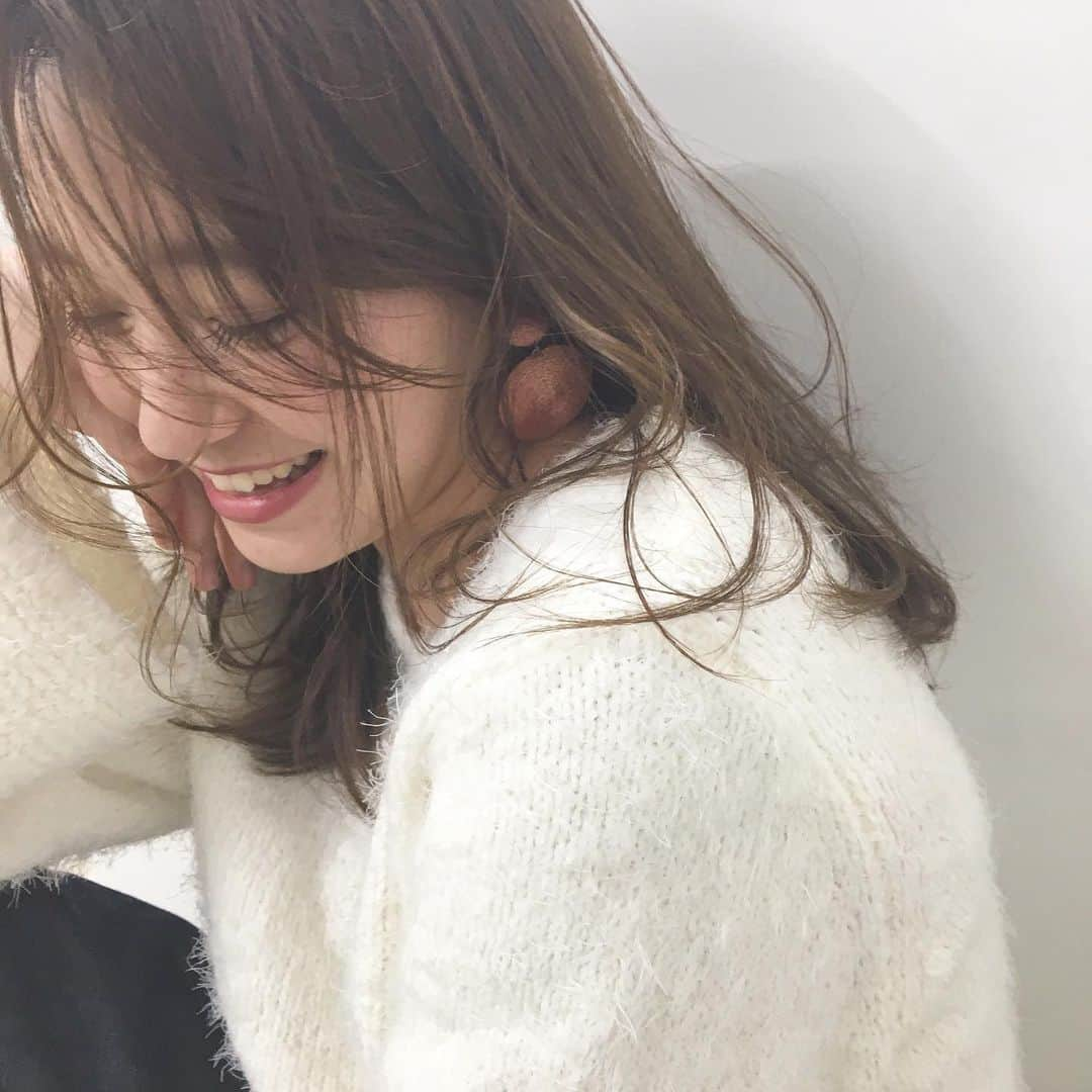 兼井遼さんのインスタグラム写真 - (兼井遼Instagram)「透けるベージュ🥺✌︎ #ヘアセット  #ヘアアレンジ  #アレンジ  #カット  #パーマ  #ヘアカラー  #カラー  #グラデーション  #ハイライト  #ハイトーン  #ブリーチ  #ダブルカラー  #外国人風カラー  #インナーカラー  #アッシュ  #グラデ」4月8日 21時26分 - ryo_hair