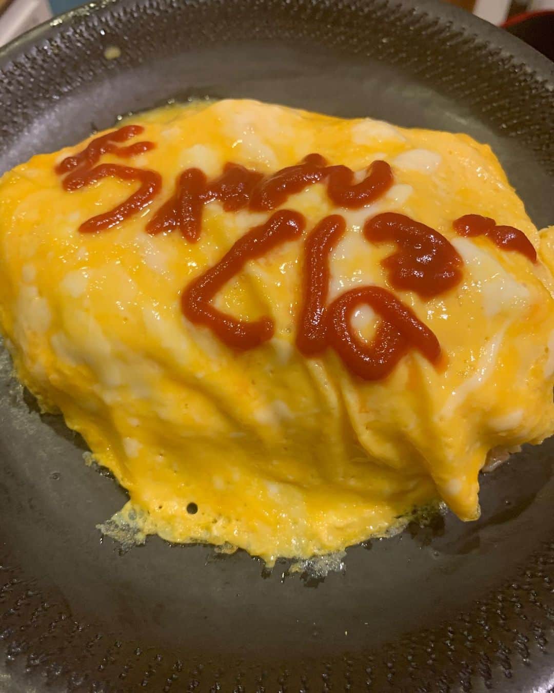 KUBO-Cさんのインスタグラム写真 - (KUBO-CInstagram)「こんな感じで作りましたわ‼️ 材料はこんな感じ‼️ とりあえずケチャップライスを作る‼️ まぁ、普通‼️ 卵を焼く時にバターとマヨネーズで焼く‼️ これが俺の必殺技‼️ 普通と違うのそこぐらいやな‼️ それで完成‼️ #ちゃんくぼクッキング  #ちゃちゃっと飯」4月8日 21時28分 - kubo_c_ldh