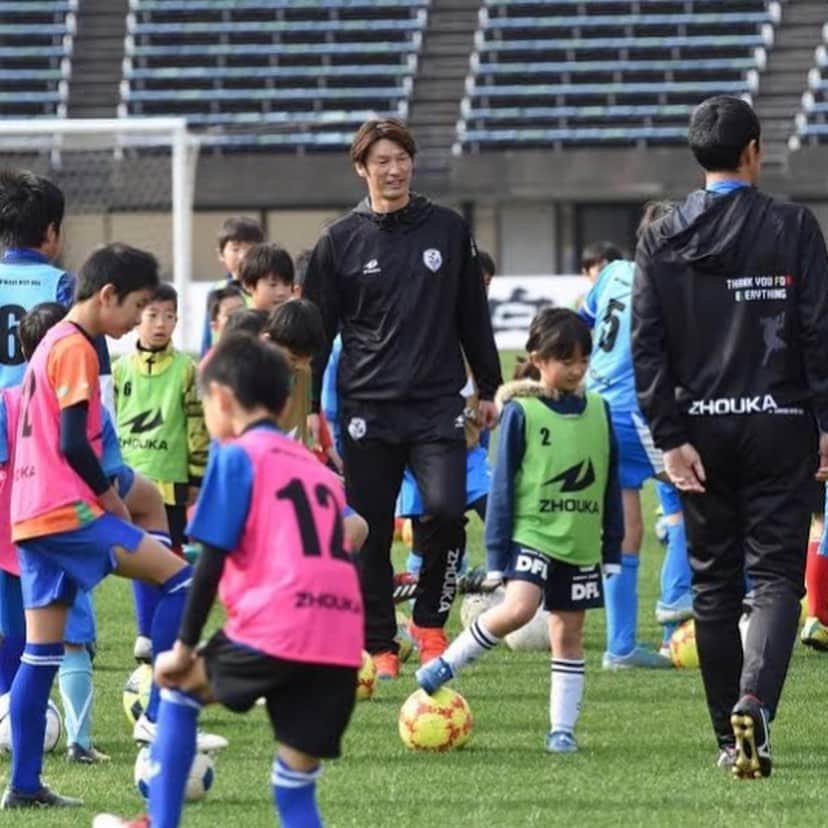 巻誠一郎さんのインスタグラム写真 - (巻誠一郎Instagram)「新プロジェクト  1月13日に引退試合を通して熊本の子供達に夢を持ってもらう事と本物を見てもらうというコンセプトでチャレンジさせていただきました！  今回は夢を持った子の夢をサポートするプロジェクトを始動します！  子供たちの夢をサポート出来るようなサッカーチームを作ります！  対象は僕がプロサッカー選手になりたいと思った年齢、小学校5年生以下。  サッカーが上手い下手やサッカー経験の有無や男女は問いません。  本気で夢を叶えたい子を募集します。  サッカーを通して成長したい、その夢がサッカーじゃなくても構いません。  先ずは、子供たちの熱い思いや夢を作文形式で募集します。  コロナウィルスで大変な時期ですが、子供たちの夢を叶えたい、夢を追いかける想いは繋いでいかなければと思っています。 ＊対象 ・熊本県在住の新小学5年生以下 ・サッカー経験の有無、男女の制限無し ・活動日に活動場所まで来れる方 ・日本サッカー協会の4種登録し各種大会へ参加可能な方 ＊活動日及び活動場所 ・基本は毎週土曜日(トレーニングとディスカッション含め90分程度) ・カベッサ熊本須屋スタジアム ・大会参加、夏合宿や練習試合 ＊活動費 ・本プロジェクトに関わる費用は無料 (ユニフォーム、合宿・遠征費、大会参加費、日本サッカー協会登録費等) ＊応募方法 ・自分の夢へ対する思い等を作文形式で応募 ・サッカー実技セレクション有り ＊応募先 〒861-1102 熊本県合志市須屋2030-1 Tel：096-288-0511 巻カベッサ熊本須屋スタジアム内 夢サポートプロジェクト宛て ＊応募期限 2020年5月6日迄 ＊プロジェクト始動日 コロナウィルスの状況を踏まえ流動的にスタート」4月8日 21時48分 - makiseiichiro9