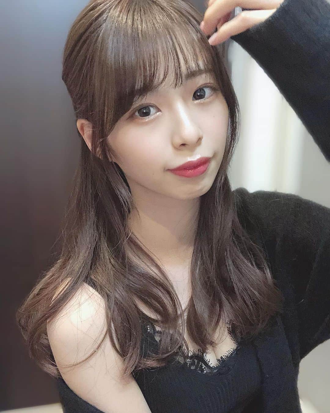 川崎ひかるのインスタグラム：「ハーフアップ👀🖤💕 . . . . .  #daily #dailylook #selfie #selca #ootd #japanesegirl #japaneseculture #japaneseanime #japaneseidol #idol #cosplay #cosplaygirl #일본아이돌  #데일리 #데일리룩 #셀카그램 #셀카 #셀피 #오오티디 #팔로우 #헤어스타일 #헤어어레인지 #自撮り #アイドル #ビジョビ #ビジョラダ #ヘアアレンジ #ハーフアップ」