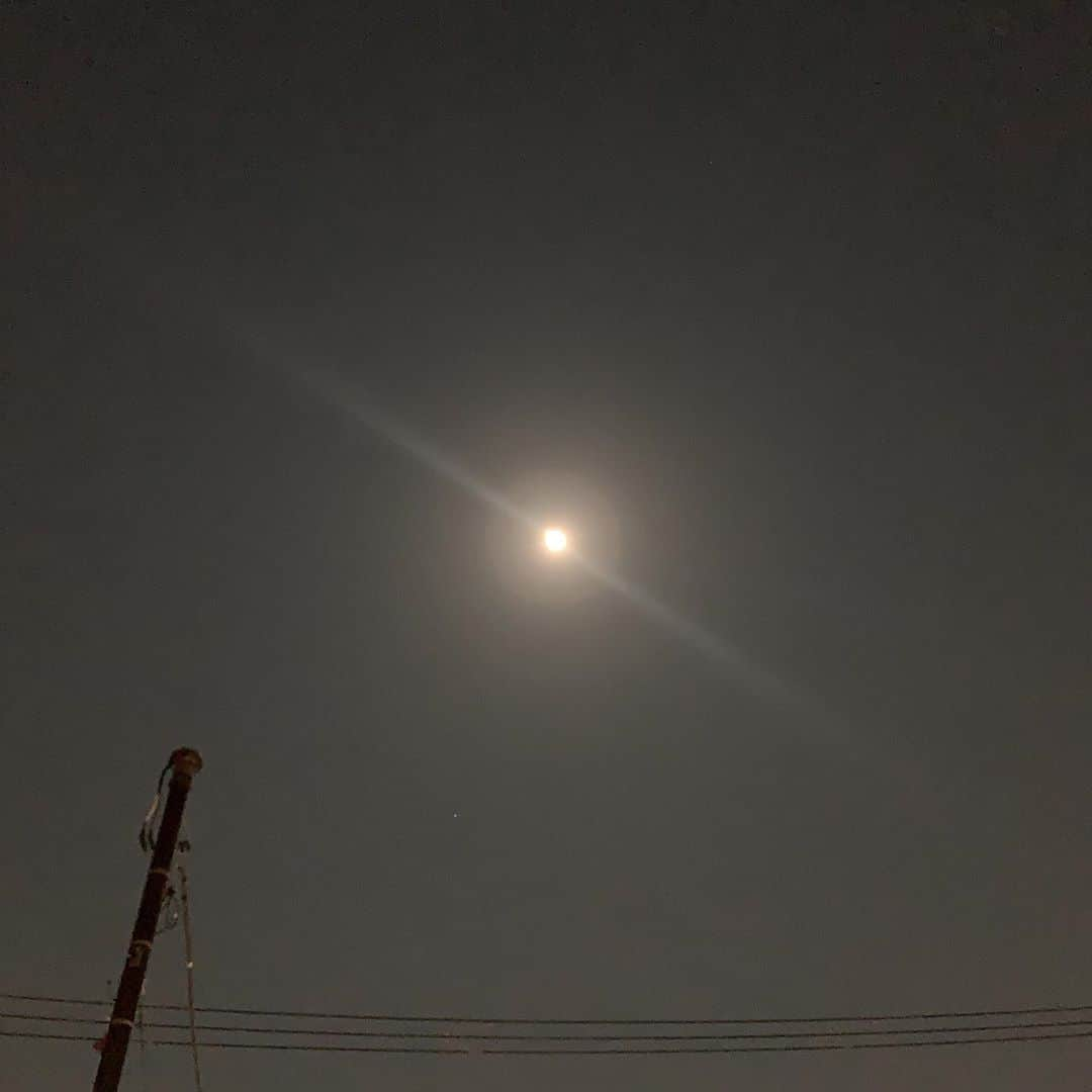 福西崇史さんのインスタグラム写真 - (福西崇史Instagram)「. 月光浴してみた🌕 . #満月 #🌕 #スーパームーン #浄化 #エネルギー #月光浴 #月が明るいね #綺麗 #気持ちが大事 #空を見上げて」4月8日 21時44分 - takashi_fukunishi