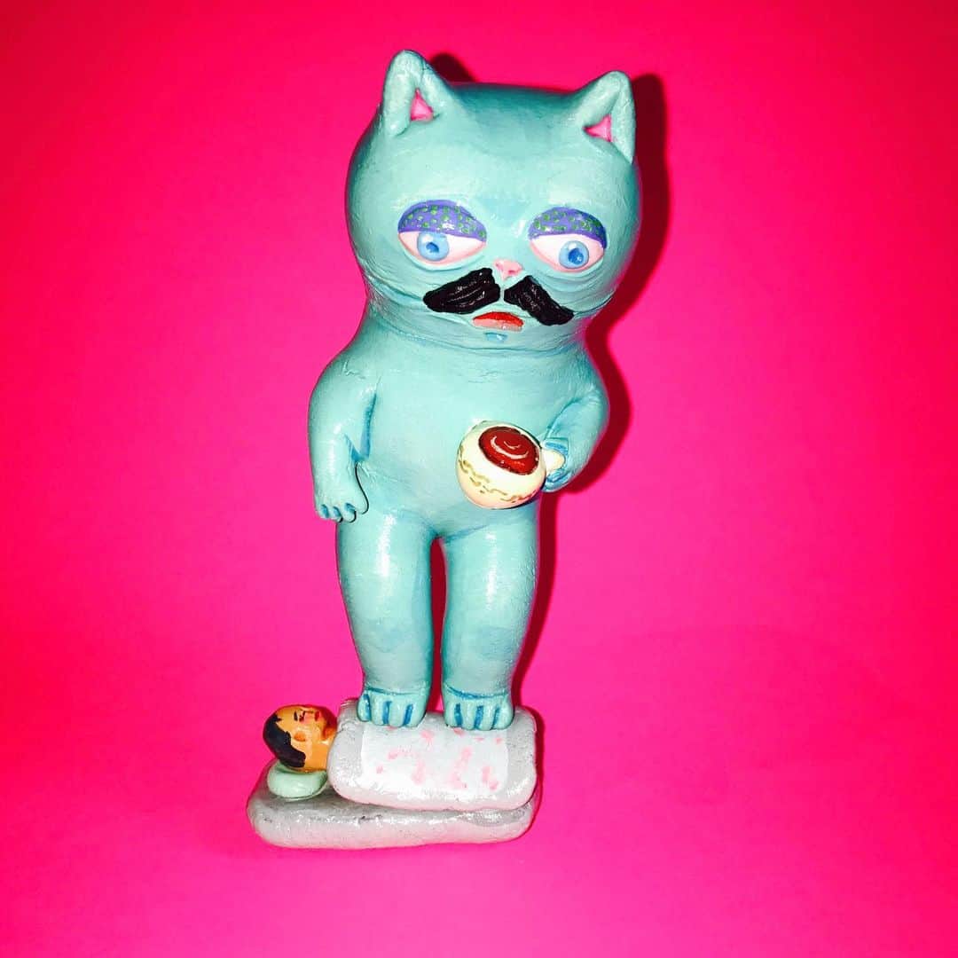 デハラユキノリのインスタグラム：「猫が重くて寝られない。 Cats are too heavy to sleep POP YOKAI  #deharayukinori  #dehara  #popyokai  #outregallery」