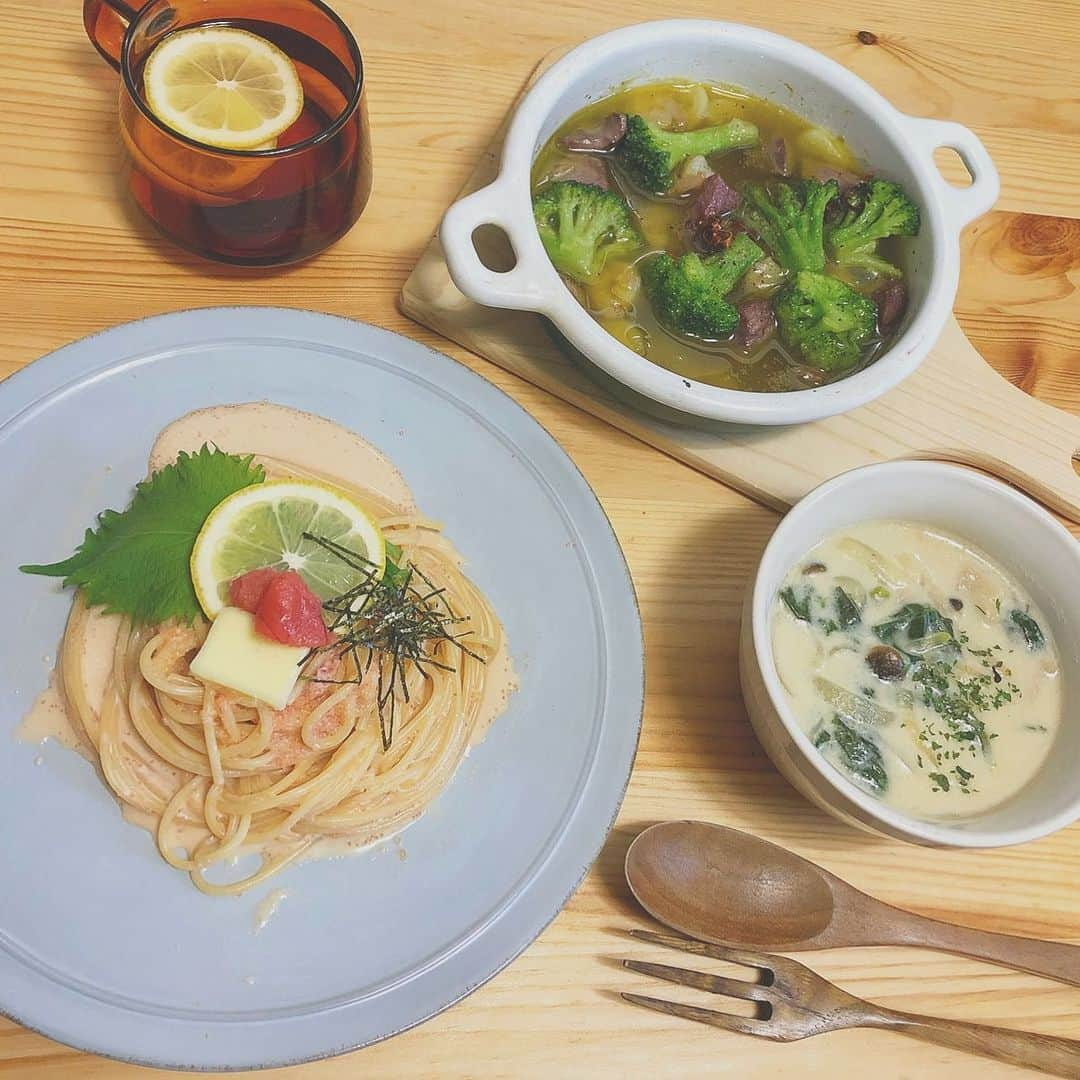 古田ちさこさんのインスタグラム写真 - (古田ちさこInstagram)「今日のランチ🤍 ★ 明太クリームパスタ ★ 海老 ブロッコリー 砂肝のアヒージョ ★ほうれん草 玉ねぎ しめじのミルクスープ 🤍 クリームパスタは牛乳、バター、レモン汁、醤油、辛子明太子をボウルに入れて茹で上がったパスタにからめただけだよ❕ ミルクスープは玉ねぎをバターで炒めた後に牛乳とほうれん草、しめじを加えて味付けはコンソメと塩胡椒🐮 簡単ランチでした🍽 🤍 #引きこもり具合わかりやす❕笑 #明太クリームパスタ#砂肝のアヒージョ#海老とブロッコリーのアヒージョ#ほうれん草#ミルクスープ#古田の自炊記録#おうちごはんlover#自炊部#おうちカフェ#おうち時間#🏠👩‍🍳💕」4月8日 21時57分 - chisakofuruta