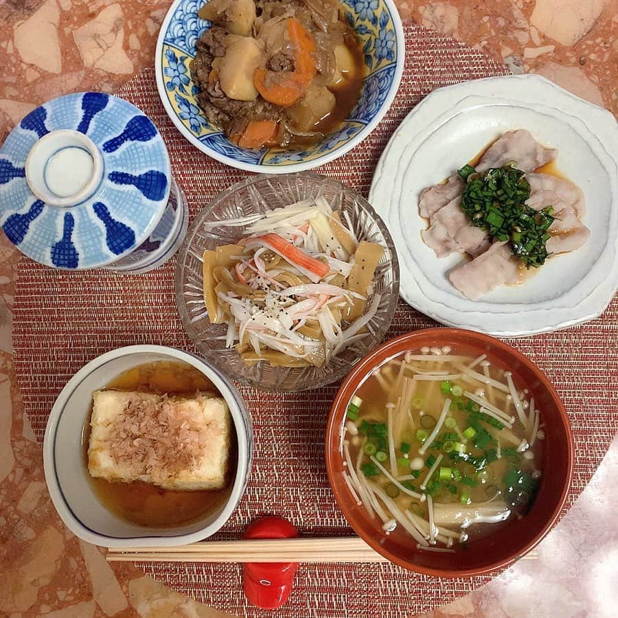 大井智保子さんのインスタグラム写真 - (大井智保子Instagram)「#おうち時間　#おうちご飯 #stayhome #staysafe  #自炊 #自炊生活 . たった数週間で、すでに、自分で作ったご飯を1人で食べるの飽きてきました…😭💦 でも‼︎おうちご飯してるみんなの投稿を見てたら頑張れるから、これからも楽しみにしています♪♪ . 肉じゃがとお味噌汁は昨日つくったものをまた今夜も😌 昨日「マツコの知らない世界」で見たカニカマメンマ、ニラ豚、揚げ出し豆腐、茶碗蒸しでした🍚 祖母の食器なので渋い…おしゃれ食器買いに行きたい🥺 . お箸はお友達( @ericarp1113 )からもらった縁結び箸🐇 お箸置きはお気に入りの赤ヘル🥢 ごちそうさまでした🙏 明日は洋食たべよ🍝 . . #chihoko飯 #カニカマ #カニカマハナコ #いりこ出汁 #いりこ #音戸 #和食 #おつまみ #おつまみレシピ #ひとりごはん #カープ箸置き #赤ヘル箸置き #カープ女子飯 #縁結び箸」4月8日 21時58分 - chihokoi