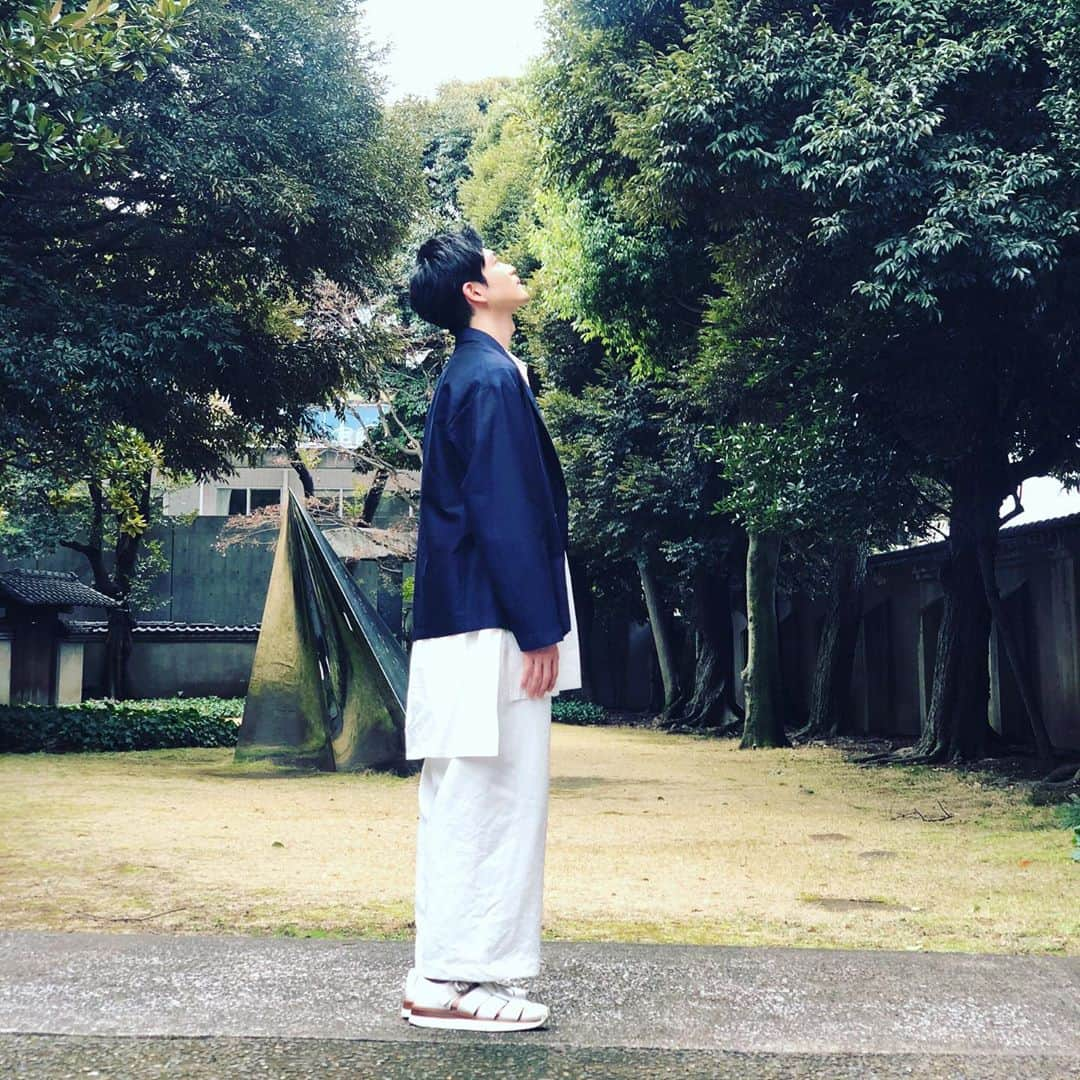 松下洸平さんのインスタグラム写真 - (松下洸平Instagram)「今日もいちにちお疲れ様でした。  おうちで読書、どうですか？ ananの企画で東京の美術館を巡りました🚶‍♂️素敵な企画に参加出来て嬉しすぎた一日なのだった。  是非見てください☺︎ #うちで読書 #anan #tokyo #ミュージアム」4月8日 21時59分 - kouheimatsushita_official