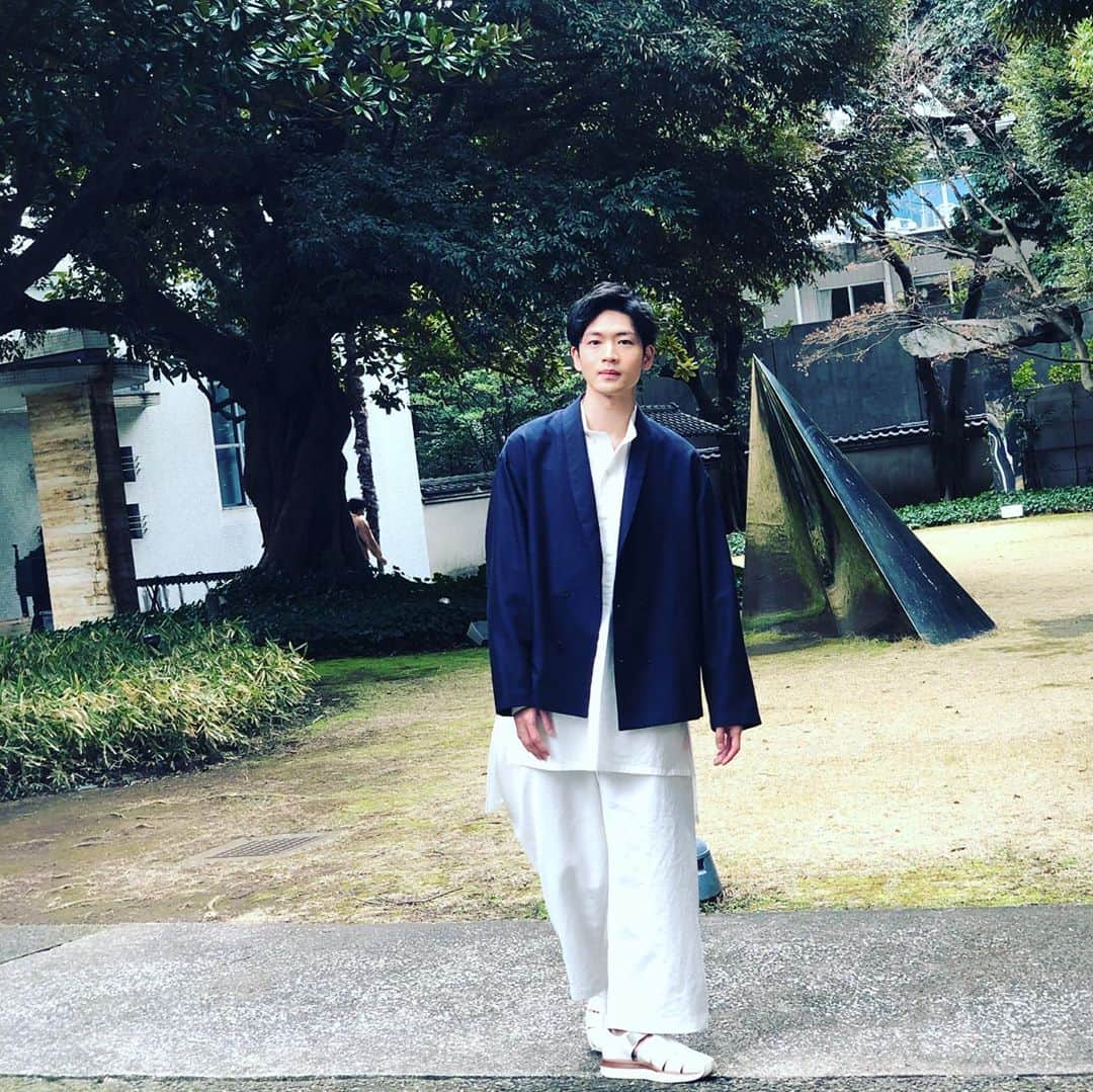松下洸平さんのインスタグラム写真 - (松下洸平Instagram)「今日もいちにちお疲れ様でした。  おうちで読書、どうですか？ ananの企画で東京の美術館を巡りました🚶‍♂️素敵な企画に参加出来て嬉しすぎた一日なのだった。  是非見てください☺︎ #うちで読書 #anan #tokyo #ミュージアム」4月8日 21時59分 - kouheimatsushita_official