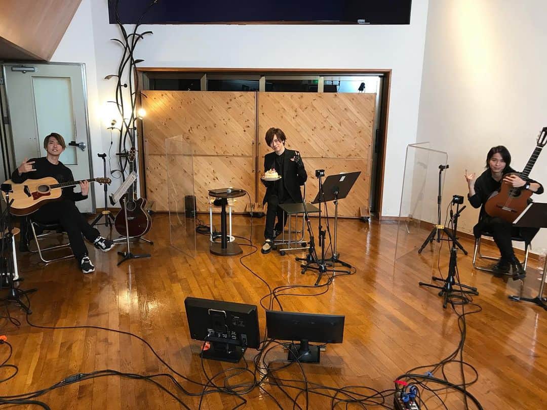 SHINPEIのインスタグラム：「HAPPY BIRTHDAY DAIGO！﻿ ﻿ SHOWROOM配信は初めてだったけど、めちゃ楽しかった！﻿ ﻿ ファンと繋がれる新しい形が見えた、素敵な時間でした。﻿ ﻿ BREAKERZの音楽が、少しでも皆さんの力になりますように。﻿ ﻿ #showroom﻿ ﻿ https://www.showroom-live.com/breakerz」