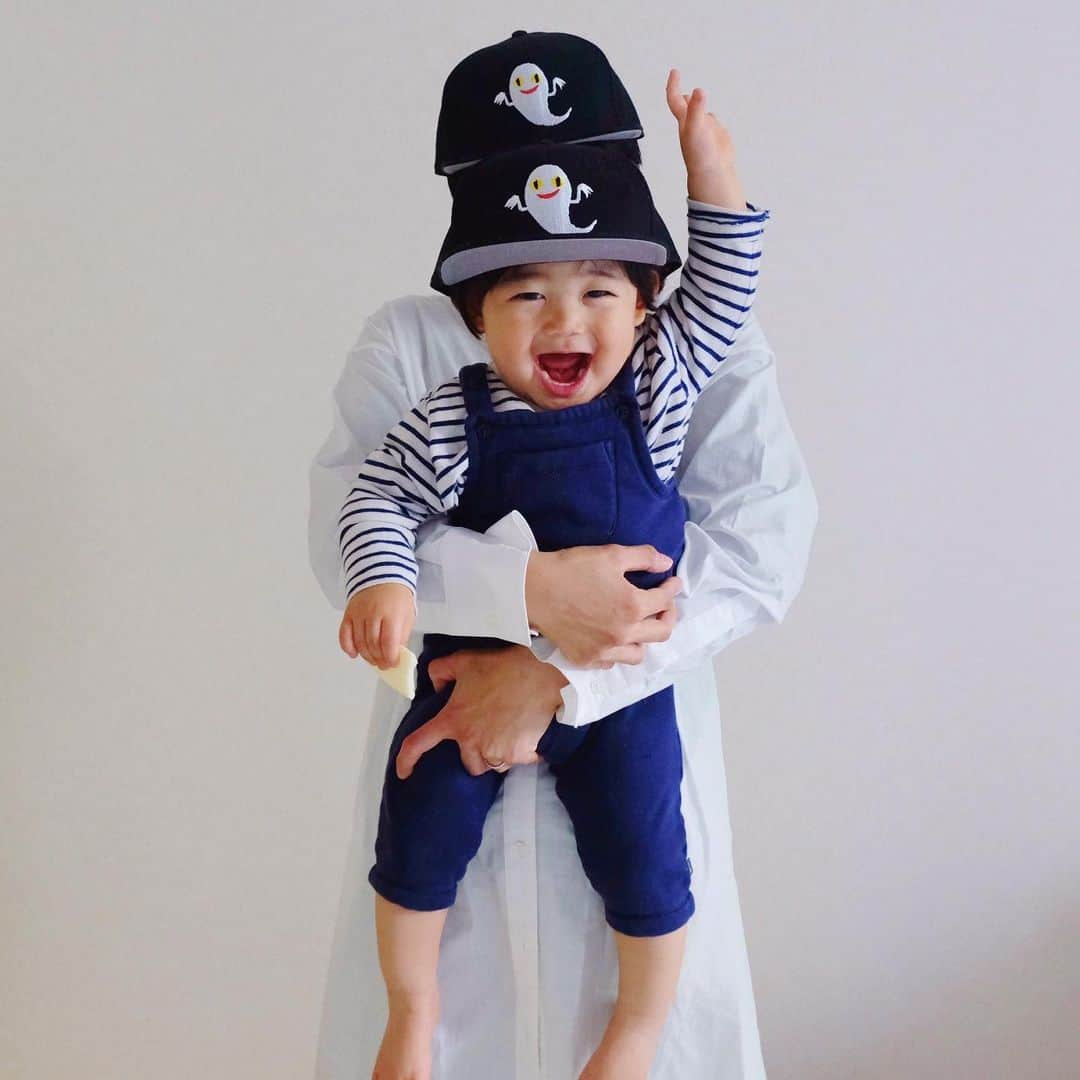 ギネス & ピムスさんのインスタグラム写真 - (ギネス & ピムスInstagram)「08/04/2020 Happy Wednesday! ・ Parent and child sporting matching hats of Nagi’s favourite picture book character. Guinness and Pimms don’t look too bad either with this look! Have a good day, everyone! ・ #stayhome ・ ・ 凪ねこのお気に入り絵本 せなけいこさんシリーズより あまりにもおばけが可愛くて 親子でお揃いキャップとパーカーを 買ってしまった。笑 とりあえずキャップで三兄弟と 久々の#猫人間写真 。 ちなみに凪ねこは どんな絵本でも 途中猫が出て来ると喜びます（最後の動画参照）笑 それでは 週後半もおうち時間楽しみましょう♬ ・ ・ #ねないこだれだ  #ギネスくん　 #ピムスくん #ギネピムと凪くん  #1yearold #1歳 #1歳4ヶ月 #16monthsold  #babyboy #男の子ベビー #赤ちゃんのいる生活 #赤ちゃんのいる暮らし #赤ちゃんと猫 #猫と赤ちゃん  #子供服 #絵本」4月8日 22時22分 - rina_takei