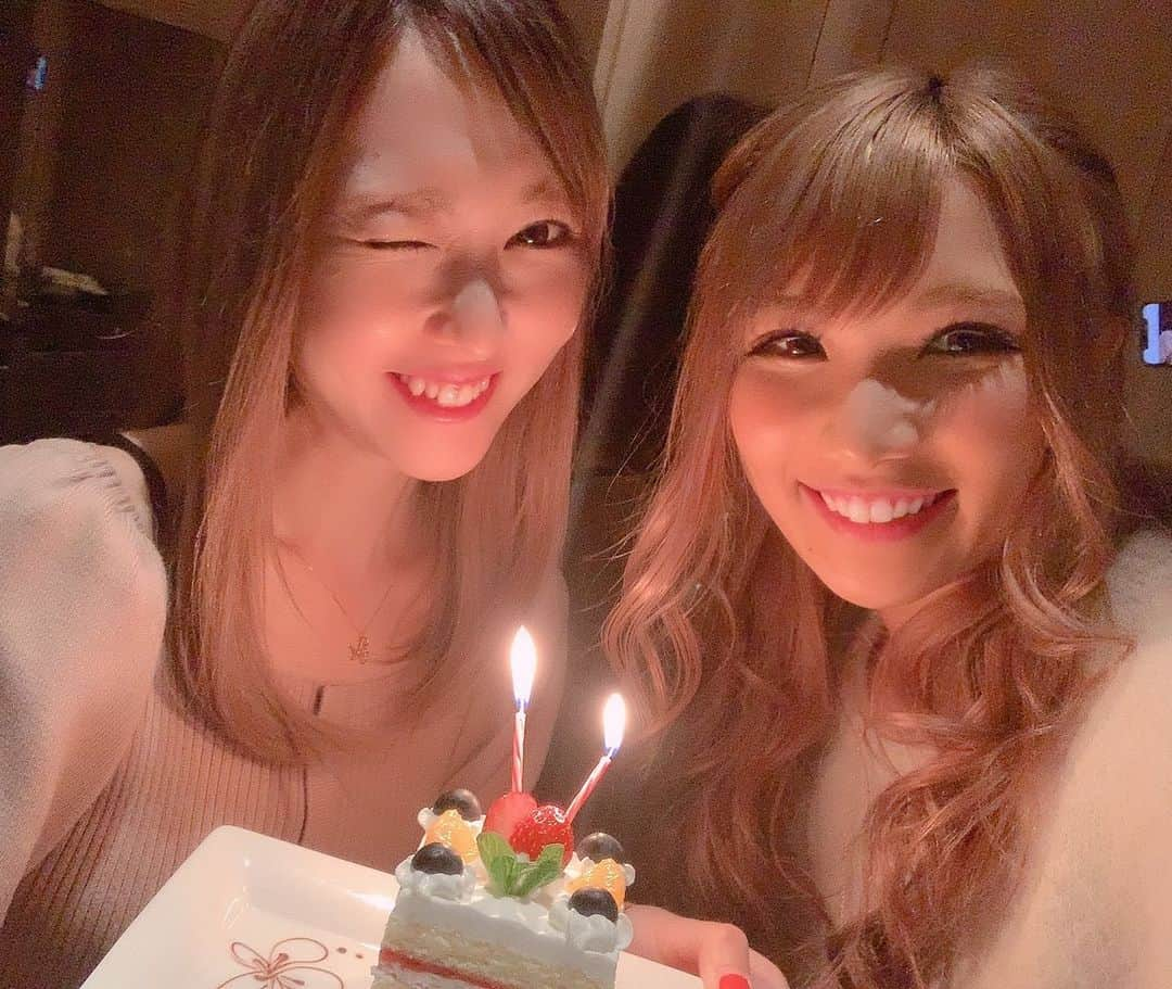 高橋由真さんのインスタグラム写真 - (高橋由真Instagram)「🎂❤️🎂❤️🎂❤️🎂❤️ . タイムラグな投稿です⏳ 3月26日は大好きなまいしゃんのお誕生日💕 . 当日ディナーでお祝い🥂させてもらったの😋❤️ まいしゃんが好きなお店の焼肉じゃあ！ . こんな時期だし色々出歩いてお祝いは出来なかったけど、、、 個室でまったりお祝いさせてもらったよ🥺✨ . 話まくりすぎてあっという間に時間が過ぎちゃった🤣 プレゼントも喜んでもらえて良かったあ🥺❤️❤️ . まいしゃんお誕生日おめでとううう∩^ω^∩ 来年も再来年もお祝いさせておくれよおおお🎁💕 . . でもこの日を最後にまいしゃんには会えてないから寂しいなあ😢 毎日連絡取ってるけど、やっぱり会える生の時間ってすごく大切なんだなって今だから思うよね🥺 . 今は絶対的に人との接触は極力避けないといけないからダメだけど、いつかコロナが落ち着いたら大好きな人に会える時間をより大切に思って過ごしたいな😢💕 . 早く収束するかどうかは、ひとりひとりの行動にかかってるから、今はみんなも外出自粛してね🥺🏠 . . . 昨日生放送でインスタ投稿して下さい！ってコメントいくつか頂いたので投稿しました🤣ｗ . #誕生日 #焼肉 #happybirthday #love #friends #セカンドバイト #飼い犬 #飼い主 #もはや #家族 #💖」4月8日 22時15分 - yumachi1021