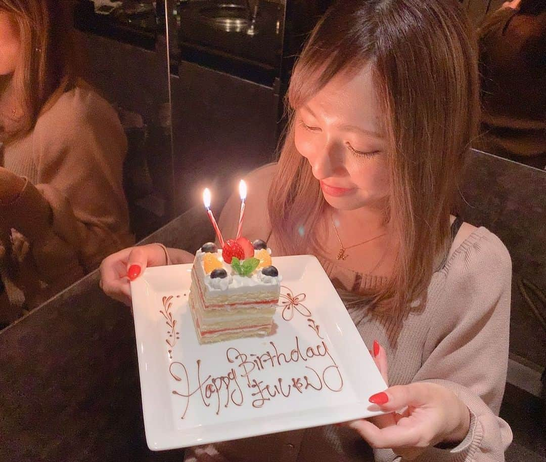 高橋由真さんのインスタグラム写真 - (高橋由真Instagram)「🎂❤️🎂❤️🎂❤️🎂❤️ . タイムラグな投稿です⏳ 3月26日は大好きなまいしゃんのお誕生日💕 . 当日ディナーでお祝い🥂させてもらったの😋❤️ まいしゃんが好きなお店の焼肉じゃあ！ . こんな時期だし色々出歩いてお祝いは出来なかったけど、、、 個室でまったりお祝いさせてもらったよ🥺✨ . 話まくりすぎてあっという間に時間が過ぎちゃった🤣 プレゼントも喜んでもらえて良かったあ🥺❤️❤️ . まいしゃんお誕生日おめでとううう∩^ω^∩ 来年も再来年もお祝いさせておくれよおおお🎁💕 . . でもこの日を最後にまいしゃんには会えてないから寂しいなあ😢 毎日連絡取ってるけど、やっぱり会える生の時間ってすごく大切なんだなって今だから思うよね🥺 . 今は絶対的に人との接触は極力避けないといけないからダメだけど、いつかコロナが落ち着いたら大好きな人に会える時間をより大切に思って過ごしたいな😢💕 . 早く収束するかどうかは、ひとりひとりの行動にかかってるから、今はみんなも外出自粛してね🥺🏠 . . . 昨日生放送でインスタ投稿して下さい！ってコメントいくつか頂いたので投稿しました🤣ｗ . #誕生日 #焼肉 #happybirthday #love #friends #セカンドバイト #飼い犬 #飼い主 #もはや #家族 #💖」4月8日 22時15分 - yumachi1021