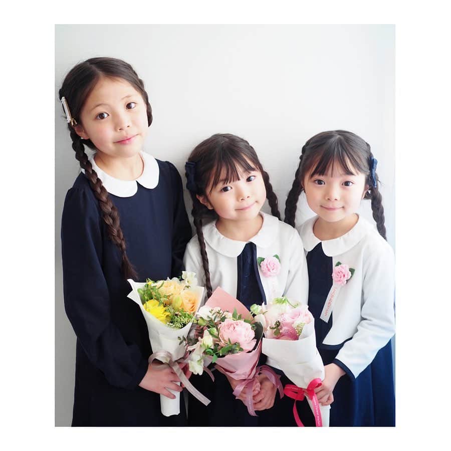 Yukiさんのインスタグラム写真 - (YukiInstagram)「遅くなりしたが  4/6に入学式が行われました☺️🌸 双子ちゃんははじめて、違うクラスになりました✨  友達100人できるかな♪をいつも元気よく歌ってます🥰  たのしみなことも、はじめは心配なこともありますが💕  少しずつ慣れていけたらいいなぁと思います☺️🌸 入学式コーデは @ua_greenlabel 💕  可愛くてお気に入りです☺️✨」4月8日 22時25分 - yukikuu96