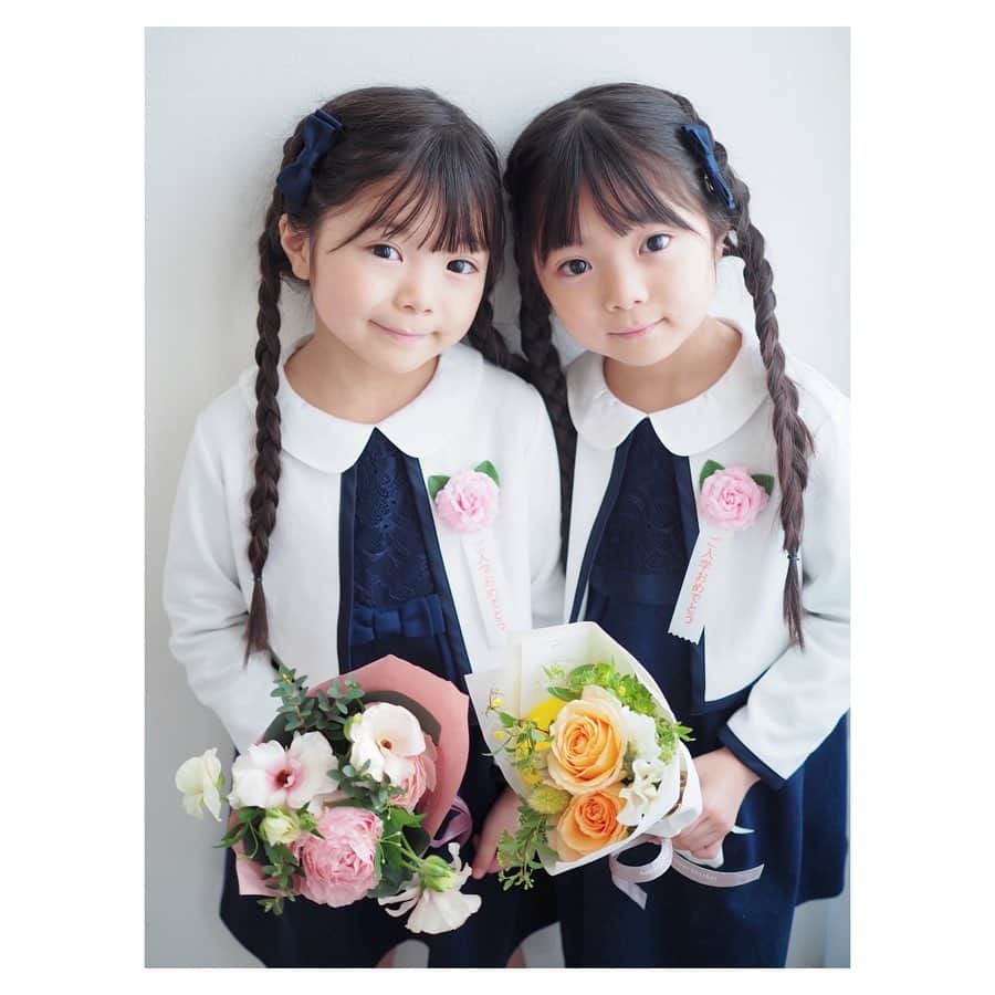 Yukiさんのインスタグラム写真 - (YukiInstagram)「遅くなりしたが  4/6に入学式が行われました☺️🌸 双子ちゃんははじめて、違うクラスになりました✨  友達100人できるかな♪をいつも元気よく歌ってます🥰  たのしみなことも、はじめは心配なこともありますが💕  少しずつ慣れていけたらいいなぁと思います☺️🌸 入学式コーデは @ua_greenlabel 💕  可愛くてお気に入りです☺️✨」4月8日 22時25分 - yukikuu96