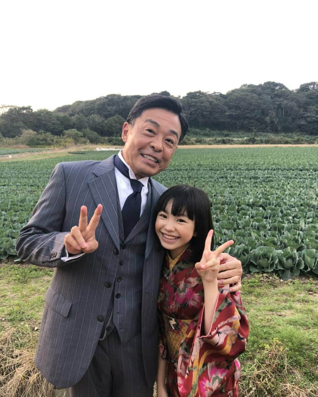 光石研のインスタグラム：「#朝ドラエール 観て頂けてますでしょうか？📺🎶 エール公式アカウントでは関内家の楽しい家族写真が沢山アップされてますので要チェックです👇 @nhk_yell  写真は幼少期・音役の#清水香帆 さんと。 二枚目は仲良し親子の隠し撮りです📷  明日もお楽しみに‼️ 【by staff】」