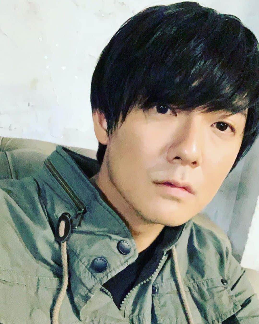 長田成哉のインスタグラム：「「特捜9」 お邪魔させて頂きました。 俺が距離を取りながら読んでいた台本の役は、彼でした。 初めて飲み込まれそうになりました。笑  不憫で仕方ないし、とても難しい役で。僕の大好物です。笑  課題も沢山。とても貴重な経験をさせて頂けました。  今回演出して頂いた 田村監督。  これ以上無いほど、芝居する空間と雰囲気を率先して作ってくださり、林として居られるように、なるべく集中を切らさないようにと、色々と配慮して撮影に臨ませて頂けました。 ドラマの現場は、撮影場所の関係などで順番に撮るのは非常に難しい中、最後の独白に必要な北村さんとの回想シーンを先に撮って頂けたので、それを思い返して芝居できました。 本当に感謝です。  ありがとうございました。  最後の写真は、林が泣いている写真です。笑 #特捜9」