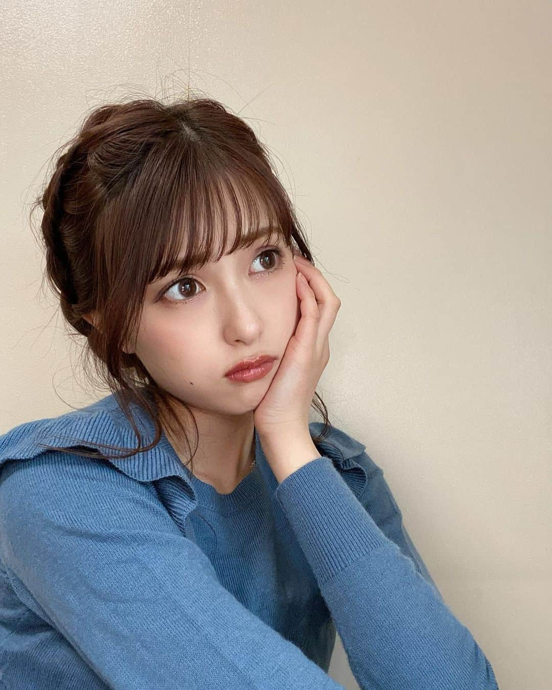 華山志歩のインスタグラム：「﻿ 今日は月が綺麗でしたね〜！﻿ ピンクムーン？スーパームーン？﻿ っていうらしいけど、みんなはみましたか〜〜？？？﻿ 窓越しからみえてテンション上がったな〜🌕✨﻿ 写真は全然関係ない私の渾身のキメ顔です😎」