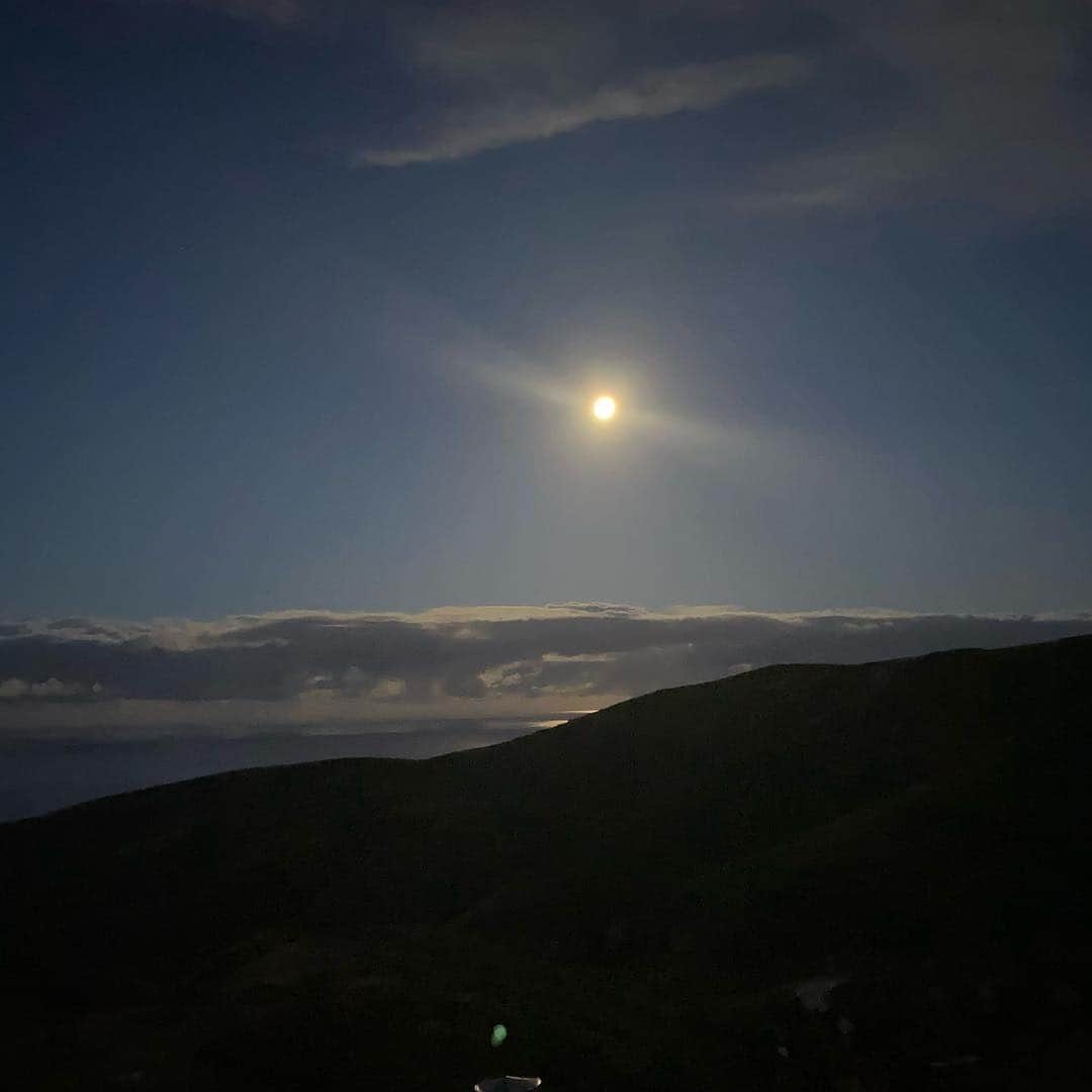 Caitlyn Jennerさんのインスタグラム写真 - (Caitlyn JennerInstagram)「Early this morning the moon set on the horizon 🌙 we are gonna get thru this - stay safe!」4月8日 23時06分 - caitlynjenner