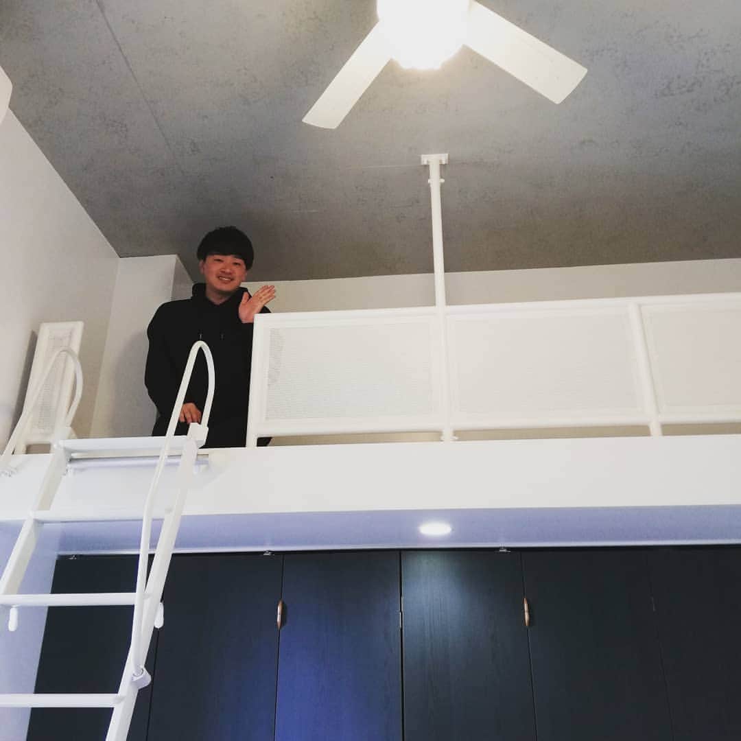 小川祐生のインスタグラム：「良き部屋  ロフトのあるお部屋。 このロフトはキッチンの真上にある珍しいパターン。 ベッドにもギリギリ出来るし、大容量収納にも！  #良き部屋 #ロフト #ロフトベッド #苦手な人多いけど慣れたらめちゃくちゃ便利に使えるよ #引越し #新生活 #出世部屋 #楽しい部屋探し #宅地建物取引士 #宅建士芸人 #小川祐生 #耐えようね」