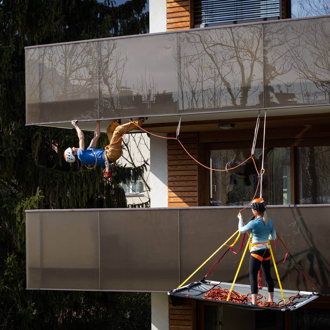 カタリーナ・ザーヴァインさんのインスタグラム写真 - (カタリーナ・ザーヴァインInstagram)「@jorgverhoeven enjoying our balcony in a different way 😊😀🙌 . . @marmot @marmot_mountain_europe @lasportivagram @petzl_official  #bornwild #sportividacasa #accesstheinaccessible #rockclimbingaddict」4月8日 23時01分 - katha_saurwein