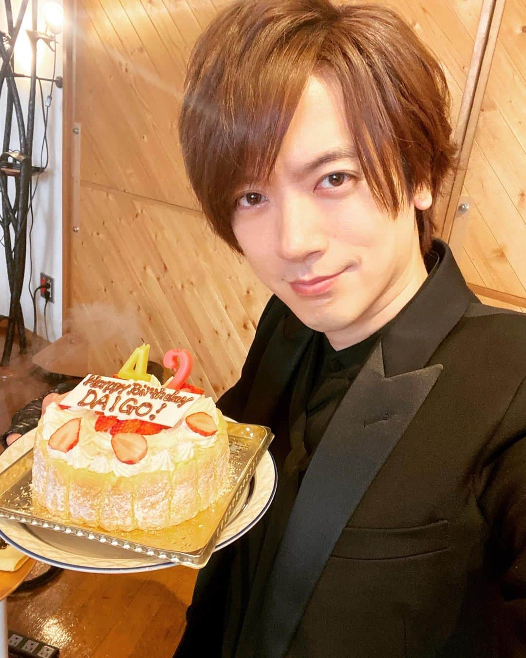 DAIGOさんのインスタグラム写真 - (DAIGOInstagram)「誕生日ありがとう！  #42歳 #DAIGO #ソーシャルディスタンスを守るため　 #ケーキは自分で運ぶ　 #SHOWROOM #見てくれてありがとう #お祝いメッセージもありがとうございました！」4月8日 23時03分 - daigo_breakerz_