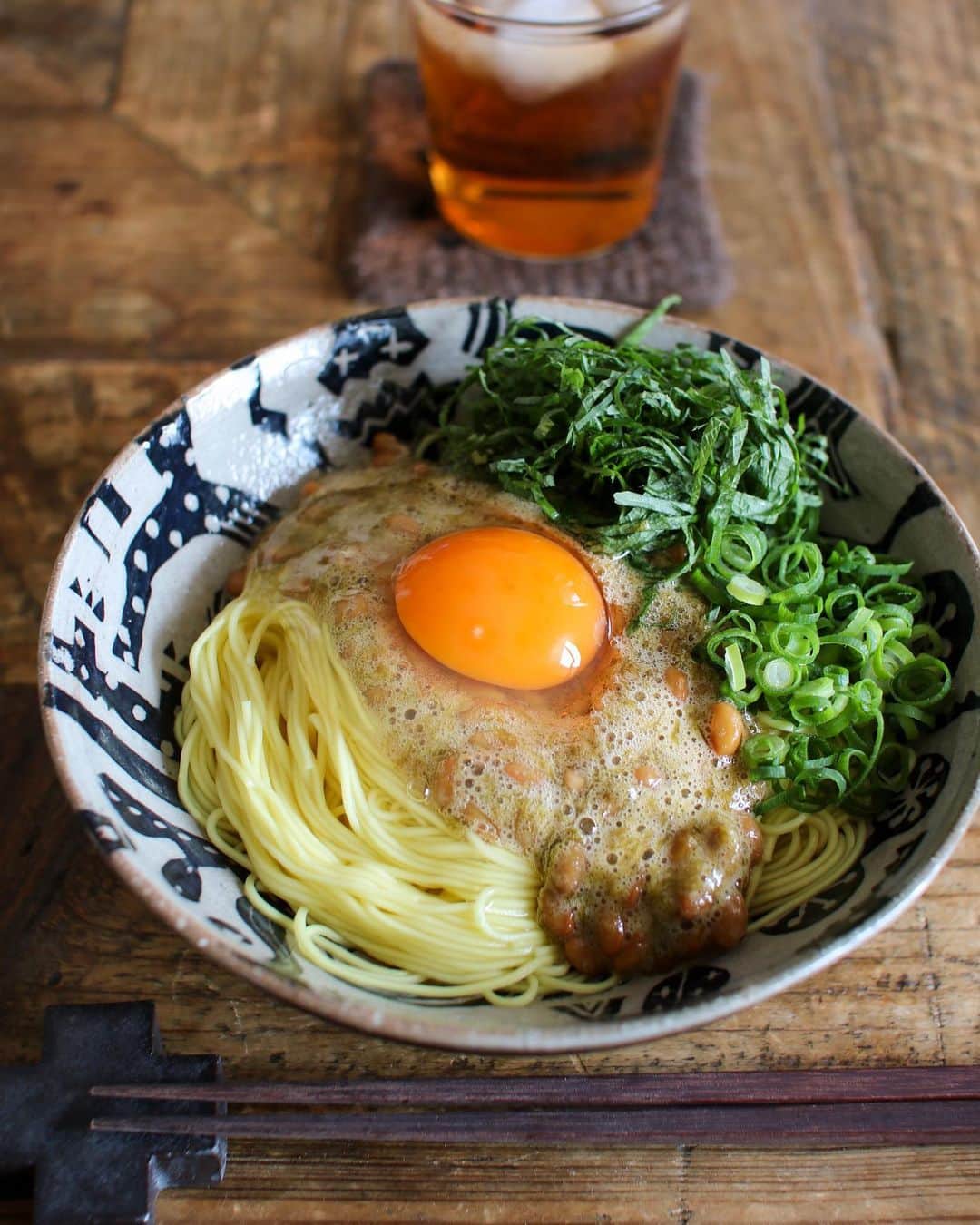 のインスタグラム：「#在宅楽飯 今日のお昼は、10分以内で完成の#海苔納豆TKM 中華麺バージョン👏 海苔納豆TKMを作ってくれたリア友のドンちゃんが、大葉を入れたら美味しかったと教えてくれたので、早速大葉モリモリで作ったよ👩‍🍳 大葉が入ると香りが良くなって、めちゃめちゃ美味しい〜😋 昼休みに帰宅していて、時間がなかったから、卵は全卵をポトッと落としてのっけたよ。 中華麺の乾麺で作ったら、同じ分量でもパスタの時とはまた全然異なる味わいに😳 中華麺の時は、めんつゆをポン酢に変えて胡麻油を足したら、さらに美味しくなりそうかな🤤 ・ この食べ方にハマってから、海苔の佃煮(我が家は磯じまんの生のり)の消費量がハンパないので、Amazonで12個セットを買おうか悩み中… ちなみに、子どもの頃、常に家にあった海苔の佃煮は、ブンセンの【アラ！】だった。 『日本全国、海苔の佃煮といえば【アラ！】』だと思って育ったので、【ごはんですよ！】の存在の大きさを知った時は愕然としたな… 懐かしい思い出だわ😂 ・ #お助けメニュー #お助けレシピ #納豆 #納豆アレンジ #納豆好き #テレワーク飯 #コロナに負けるな #pasta #麺好き #麺好きな人と繋がりたい 簡単レシピ #gohan #私のおいしい写真 #foodporn #onthetable #foodstagram #暮らし #おうちごはん #instafood #日々の暮らし #いただきます #うつわ #器 #wp_deli_japan #おうちごはんlover #IGersJP #とりあえず野菜食 #フーディーテーブル」