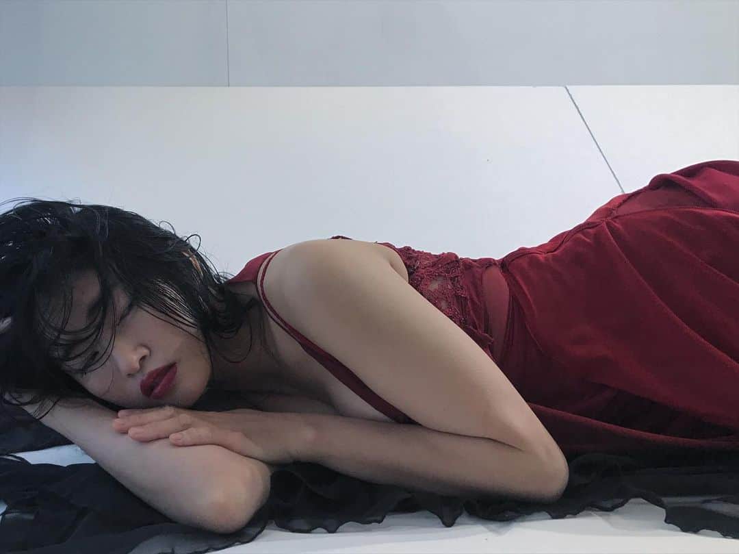 ARAKI SHIROのインスタグラム：「silent night. . . . model @chiak_i_dentity . . . #ARAKISHIRO#FUKUOKA#costume#contemporaryart#portrait#portraitphotography#fashionphotography#sombrebeings#pr0ject_soul#themysterypr0ject#humanedge#pr0ject_uno#sensuality#artphotography#__bodyart__#darkbeauty#osphilia#ithosmag#_fairies#unvaeljournal#feetrica#bodymood#model#福岡#ポートレート#衣装#コスチューム#アラキシロウ」