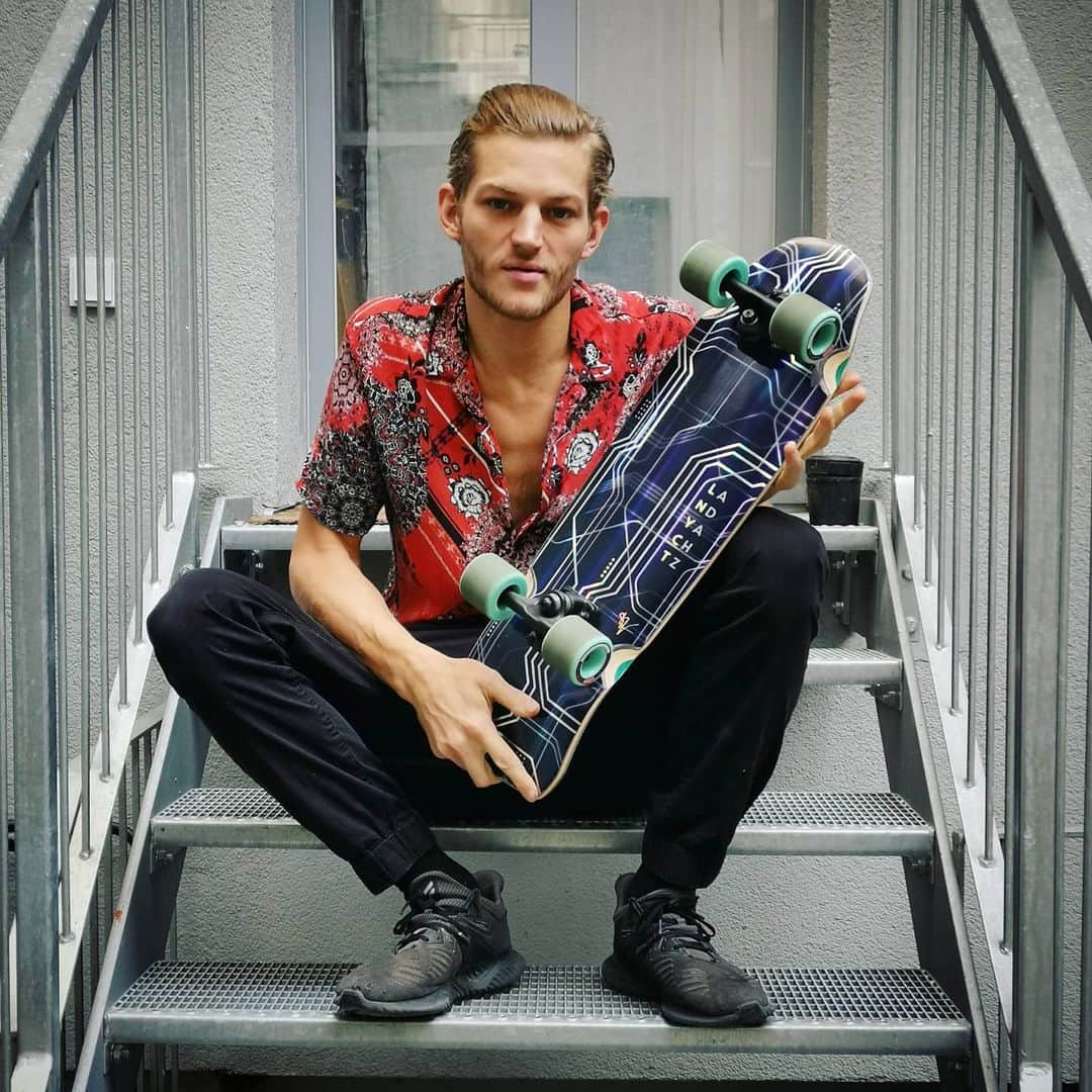 セバスティアン・ソーブのインスタグラム：「Finally sun's out in #berlin I'm going to see if I can't have a skate with my new amazing board designed by an idol of mine @stevenvera.a for #landyachtz」