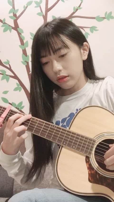 石井萌々果のインスタグラム：「秦基博さんのひまわりの約束を弾かせて頂きました♫ 一緒に頑張りましょう‼︎」