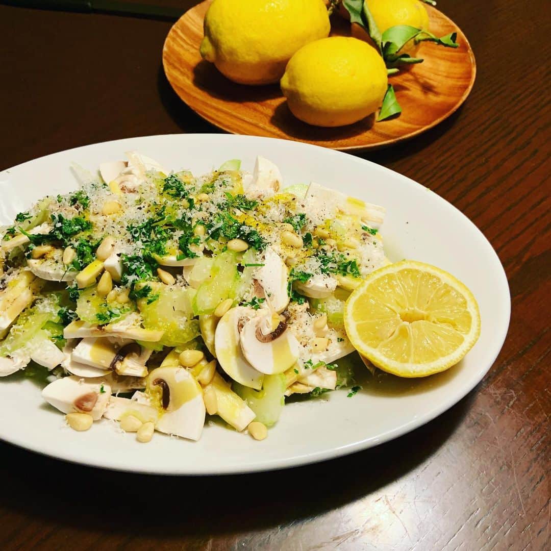 志摩有子さんのインスタグラム写真 - (志摩有子Instagram)「せっかくなので、野菜料理もオルランド風に。マッシュルームとセロリのサラダはレモン汁とパルミジャーノをたっぷり。グリーン＆ホワイトアスパラは茹でてゆで玉子とアンチョビを。いちご＆ミニトマトとブッラータ。 #オルランド風 #stayhome」4月8日 23時35分 - ariko418