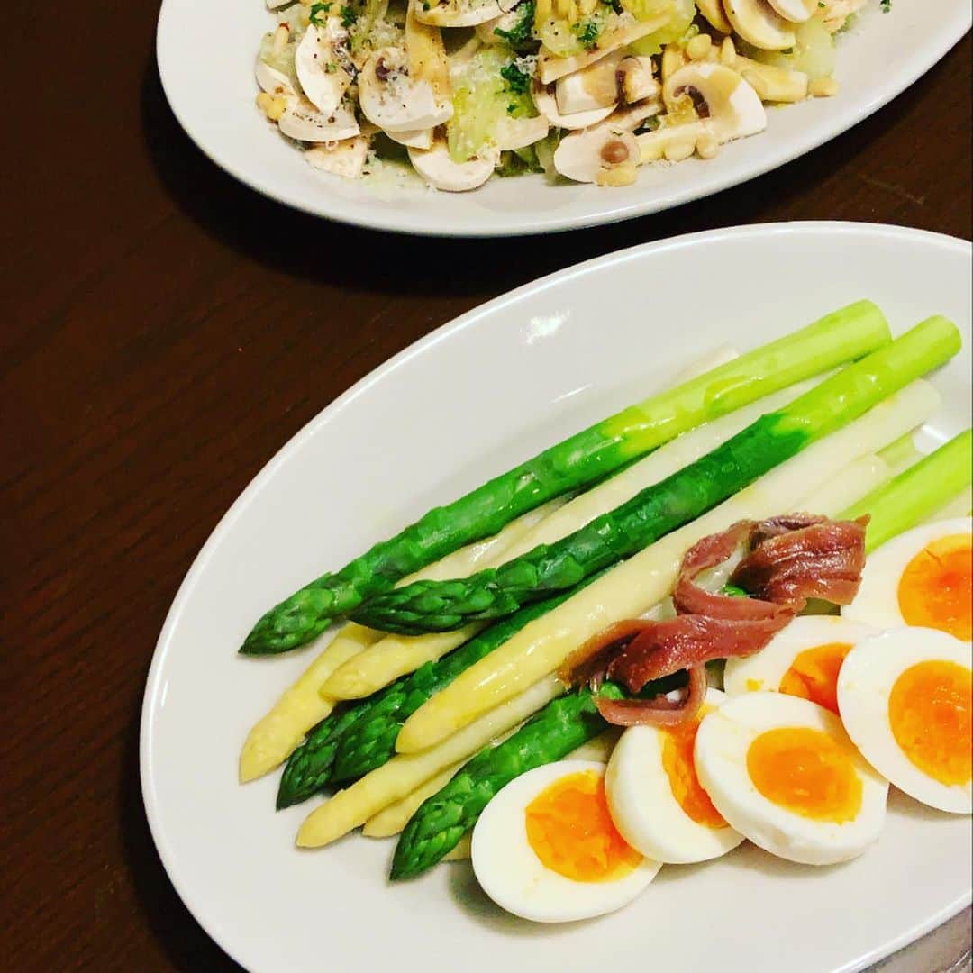 志摩有子さんのインスタグラム写真 - (志摩有子Instagram)「せっかくなので、野菜料理もオルランド風に。マッシュルームとセロリのサラダはレモン汁とパルミジャーノをたっぷり。グリーン＆ホワイトアスパラは茹でてゆで玉子とアンチョビを。いちご＆ミニトマトとブッラータ。 #オルランド風 #stayhome」4月8日 23時35分 - ariko418