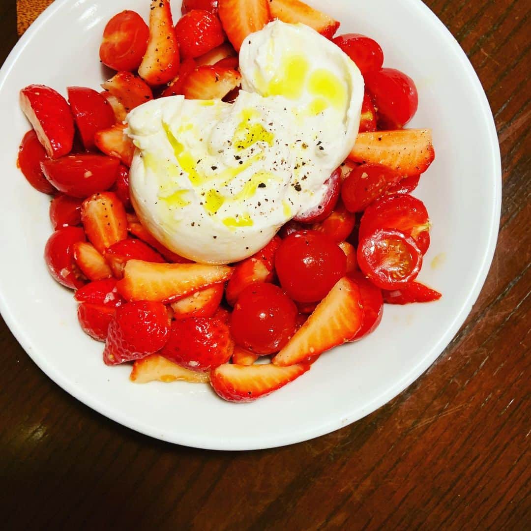 志摩有子さんのインスタグラム写真 - (志摩有子Instagram)「せっかくなので、野菜料理もオルランド風に。マッシュルームとセロリのサラダはレモン汁とパルミジャーノをたっぷり。グリーン＆ホワイトアスパラは茹でてゆで玉子とアンチョビを。いちご＆ミニトマトとブッラータ。 #オルランド風 #stayhome」4月8日 23時35分 - ariko418