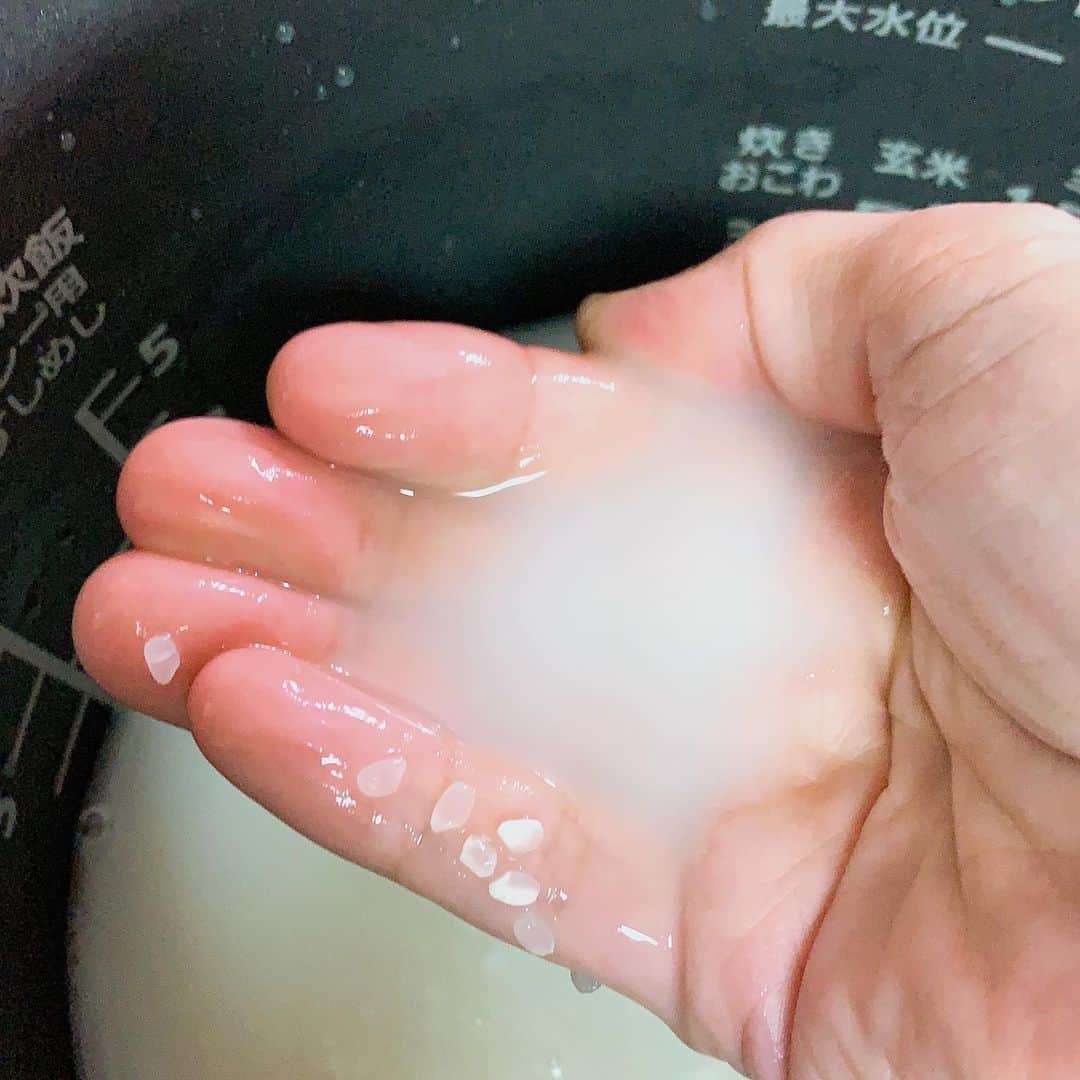 水谷雅子さんのインスタグラム写真 - (水谷雅子Instagram)「久しぶりに米ぬか洗顔します！ 毎日炊く米だからこそできる、とっておきの贅沢エコ洗顔ですよ！😉✨ とぎ汁に含まれるぬかのビタミンで、 洗顔後は肌がなんとなく柔らかくなります。 また美白効果もありますので、肌の色がワントーン明るくなりますよ！ 沈下した白い粉でパックすることもあります😉✨ #美容#肌のお手入れ#楽しむ美容 #米ぬか洗顔#ライスウォーター洗顔 #食材で作る若肌#米のとぎ汁  #冷蔵庫に一晩寝かせて  #水谷雅子#水谷雅子beautybook50の私」4月8日 23時36分 - mizutanimasako