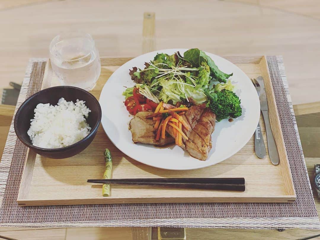 山縣亮太さんのインスタグラム写真 - (山縣亮太Instagram)「【和VS洋】 このご時世、自炊に楽しみを見出してみるのはどうでしょうか。食器や調理法を変えてみたり、洋風、和風と変化をつけてみるのも面白いですよ。」4月8日 23時39分 - y.ryo34