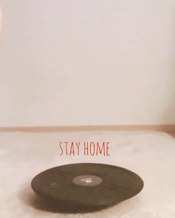 金井美樹 のインスタグラム：「バランスボード🛹﻿ #おうち時間﻿ #stayhome」