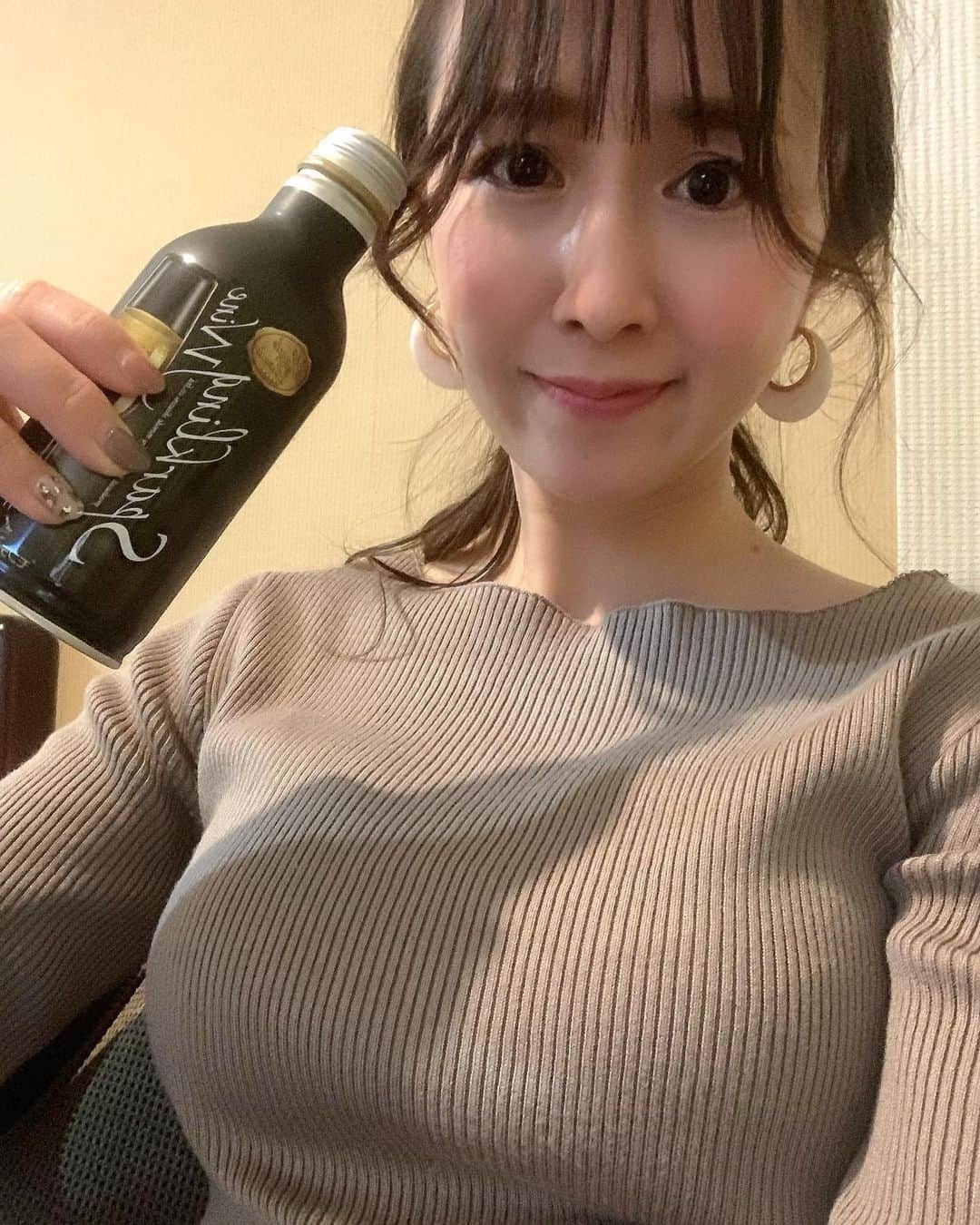 山川恵里佳さんのインスタグラム写真 - (山川恵里佳Instagram)「: : お家でゆっくり飲むのもいい😊 : : #stayhome  #drinkingathome #instagood  #instaphoto  #selfie  #おうち時間 #首のシワなんとかならんかね」4月8日 23時45分 - erika_3_official