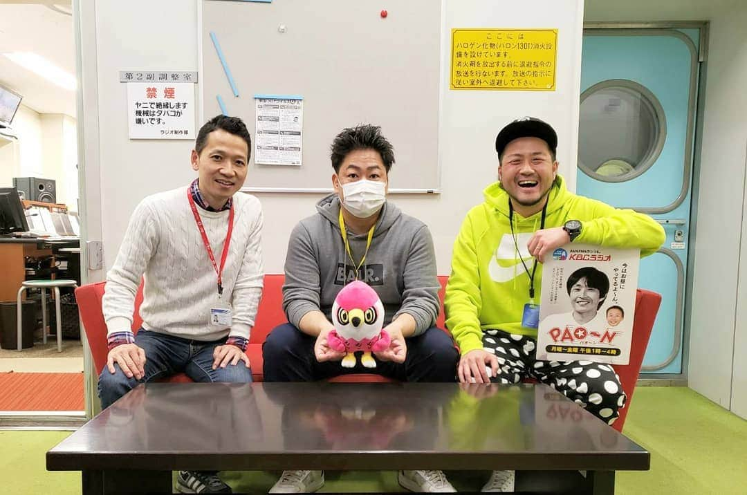 青木淳也さんのインスタグラム写真 - (青木淳也Instagram)「* * * KBCラジオ『たまご料理川ちゃん』 聴いてくれたみなさん！ ありがた～い♪ * しっかり共演は初めての 沖アナウンサーとのトーク最高でした！ ありがた～い♪ * リスナーさんの中で だんだん密かなブームになっている 美人スタッフ"まっちゃん"の だし巻き玉子バリうまでした！ * そして！なんと！ 貴重なバックショットも！ 撮影OKをいただきました！ ありがた～い♪ * 外出自粛で家で過ごす時間が 長くなっている今だからこそ ラジオを聴いてみませんか？ * おうちでラジオって最高ですよ！ 来週もまさかのオープンです！ よろしくお願いしまぁーす！ * * #ブルーリバー #沖繁義アナウンサー #KBCラジオ #ラジオ #radio #radiko #生放送 #たまご料理 #玉子料理 #たまご料理川ちゃん #KBC長浜横丁 #たまご #玉子 #卵 #エッグ #egg #メール #常連客 #大将 #picture #photo #記念撮影 #cookman #クックマン #おうち時間 #うちで過ごそう #stayhome #stayathome #感謝」4月8日 23時48分 - blueriveraoki