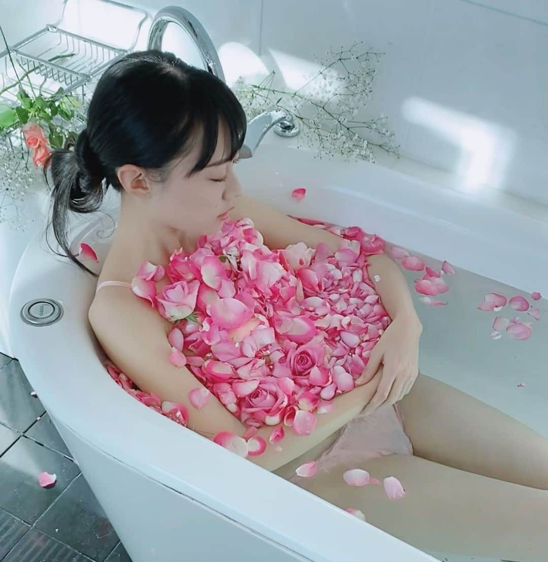 千倉里菜さんのインスタグラム写真 - (千倉里菜Instagram)「おやすみなさい😴🛁 . . . * . ＊ * .  _ #おやすみ #おやすみなさい #goodnight #good #バスルーム #bathroom #flower #flowers #flowerstagram #お風呂 #薔薇 #rose #花びら #lingerie #inner #グラビア #gravure #photo #correction #instagood #instalike #likeforlikes」4月8日 23時52分 - rina_amatsuma