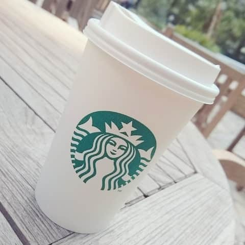 鶴あいかのインスタグラム：「ありがとうスターバックスラテ。また逢う日まで！  #スターバックス #starbucks  #ムースフォームラテも最近好き #コーヒー飲めなかった #最初ココア注文してた  #海外だとホイップクリーム追加料金なし #だった  #嬉しかったなぁ  #昔だけど  #また逢う日まで #尾崎紀世彦さんの #名曲でっせ #昨日も聴いた ✨✨」