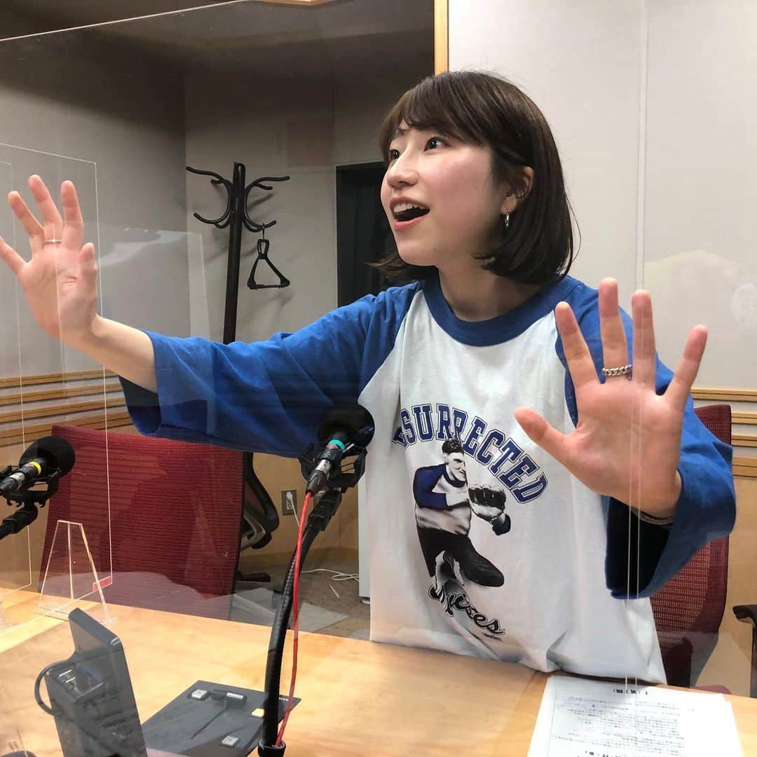 関取花のインスタグラム：「本日は19時から文化放送「ライオンズナイタースペシャル 音楽で日本をアゲる！『関取花の全部あ・げ・る』」2時間生放送でした！ (コロナ対策で、ブースの中はアクリル板で仕切られていました) ・ 普段はライオンズの試合中継の枠なので、エルビス・プレスリーが野球のグローブを構えているライオンズカラーのTシャツを着て行きました⚾️ ・ 沢山のメッセージやリクエスト、本当に有難うございました！みなさんとお喋りするような感覚であっという間でした📻また大好きなラジオで、こういう番組ができたらいいな😊」