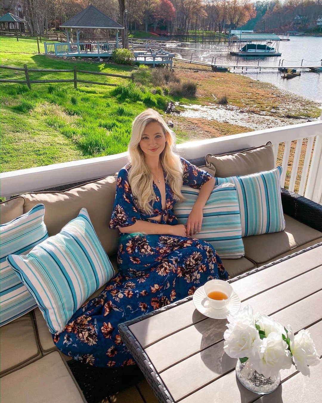 サシャ・カリスのインスタグラム：「I hope you all have been staying safe and healthy.🌷 As you can tell my photos lately have had a bit of a change of scenery. I am missing my family and home very much, but I am with good friends and having my eyes opened to the beauty of springtime in the mountains, and the way that nature recovers from winter irrespective of concerns and worries that inevitably occupy us at the moment. The two greatest treasures of the Bahamas are the resourcefulness of the people to “make do” when times are hard, and to know that they have overcome worse. The other is the natural beauty of the country that will forever attract people from around the world to visit for as long as we protect it. 💦🌎 This pause in our lives is also an opportunity think about what is truly important to us. For the moment, keeping distance from others seems deeply unnatural but it is what we must do. Keep firm, wash hands, don’t touch face, and we will get through this. ✨ What have you discovered that you miss the most during quarantine, and what are you most thankful for today?  Sending love to my @bahamasnationaltrust family #BNTambassador 💙」