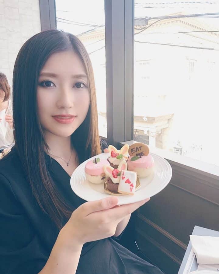 松丘雪那のインスタグラム：「. ある日のアフタヌーンティーの動画 最初は一枚目のお皿 次は二枚目のお皿 最後は三枚目のお皿 どんどんテンション高まってるのがわかるね笑 . いまはみんなと会えないけれど、楽しみにしてた収録も全部なしだけど、頑張ろう☺️ 一丸になって頑張れば元の生活が戻ってくるから、いまは我慢！食べれなくなったわけでもないから、ついつい好きなもの食べて脂肪蓄えはじめてるのがやばいかな。。笑 いま実は微熱とかがあるから、余計誰とも接さないように心がけているのだけど　それが治ったら宅トレしよう☺️ . プラス思考すぎてムカつく！って思うかもしれないけど家でできることを探すいい機会なのかもしれないなと。 . . . . #model #me #stayhome #itwasfun #foundsomething #afternoontea #nevergiveup #wearestrong #モデル #タレント #バラエティ #アフタヌーンティー #ハロウィン #紅茶 #表参道 #今を楽しむ #お家にいよう #頑張る #笑って #撮影 #ロケ」