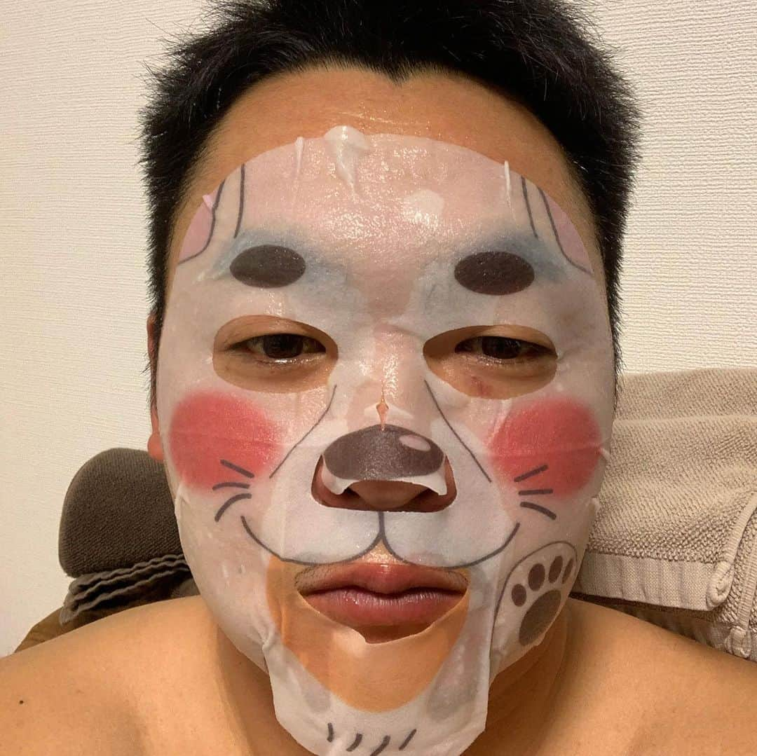 枡田慎太郎さんのインスタグラム写真 - (枡田慎太郎Instagram)「パックマンシリーズ。 おじさんでもパックしていいんだよって…だからおじさんもパックしましょうねって…伝えておきます。笑 テレビや携帯を開けばコロナばかりでストレス溜まってる方もたくさんいると思います…そんな皆さまへパックという名の癒しを。。どうぞ。。笑  #パック#美肌#美容#健康#ダイエットは苦手#笑」4月9日 0時12分 - masushin78