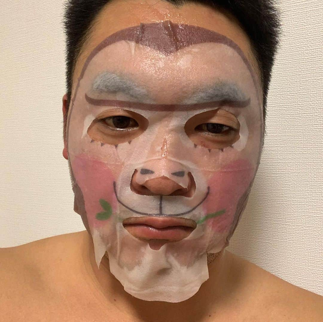 枡田慎太郎さんのインスタグラム写真 - (枡田慎太郎Instagram)「パックマンシリーズ。 おじさんでもパックしていいんだよって…だからおじさんもパックしましょうねって…伝えておきます。笑 テレビや携帯を開けばコロナばかりでストレス溜まってる方もたくさんいると思います…そんな皆さまへパックという名の癒しを。。どうぞ。。笑  #パック#美肌#美容#健康#ダイエットは苦手#笑」4月9日 0時12分 - masushin78