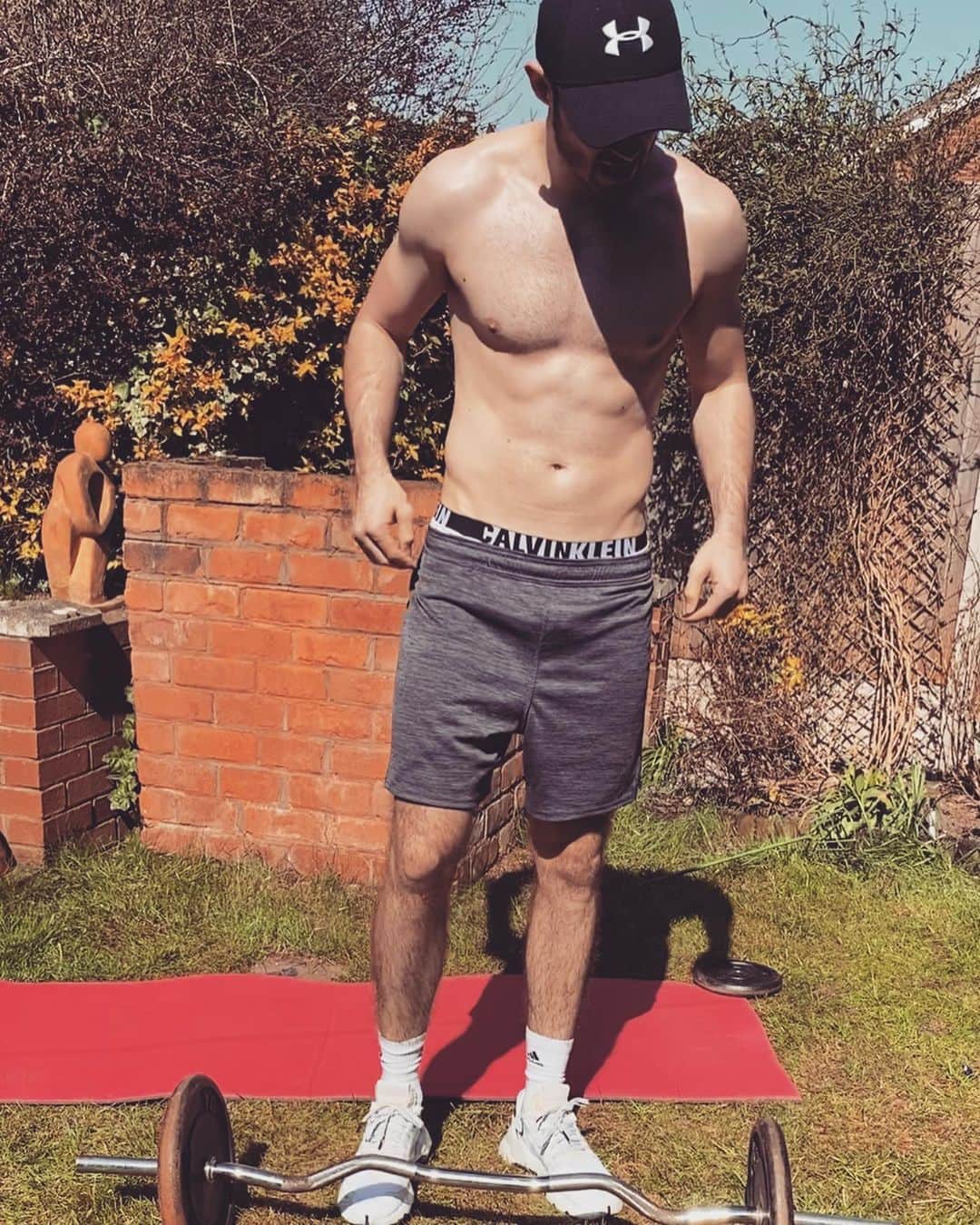 サム・ウォーカーのインスタグラム：「Did I do it right @tomm_jarvis 🤷🏻‍♂️🤣」