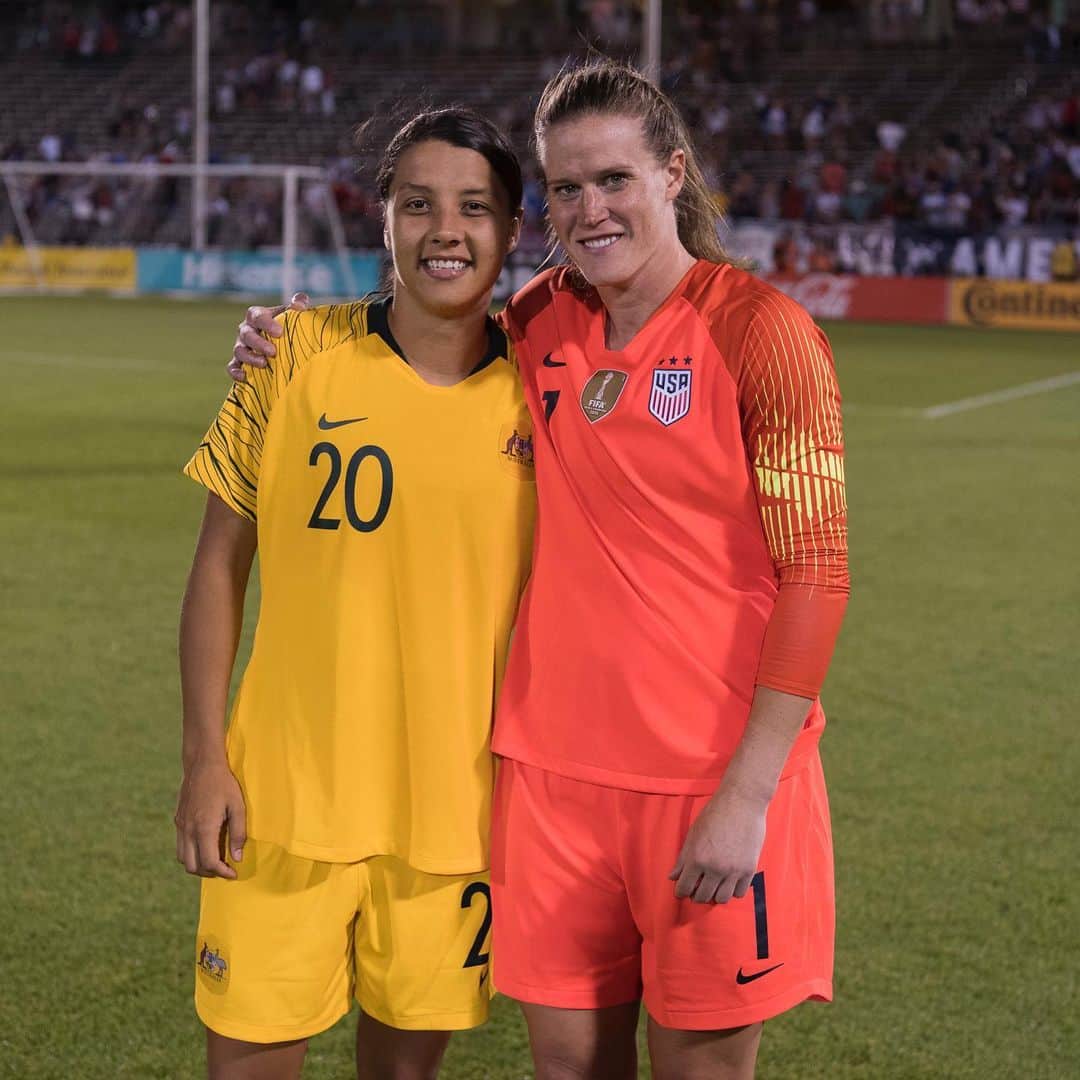アリッサ・ナアーのインスタグラム：「We were looking forward to another 🇺🇸vs🇦🇺 matchup on Friday too. 😢 Instead, #stayhome and join @samanthakerr20 and I for some fun banter  and maybe some friendly competition on insta live on  4/10 at 2:30pm CT!」